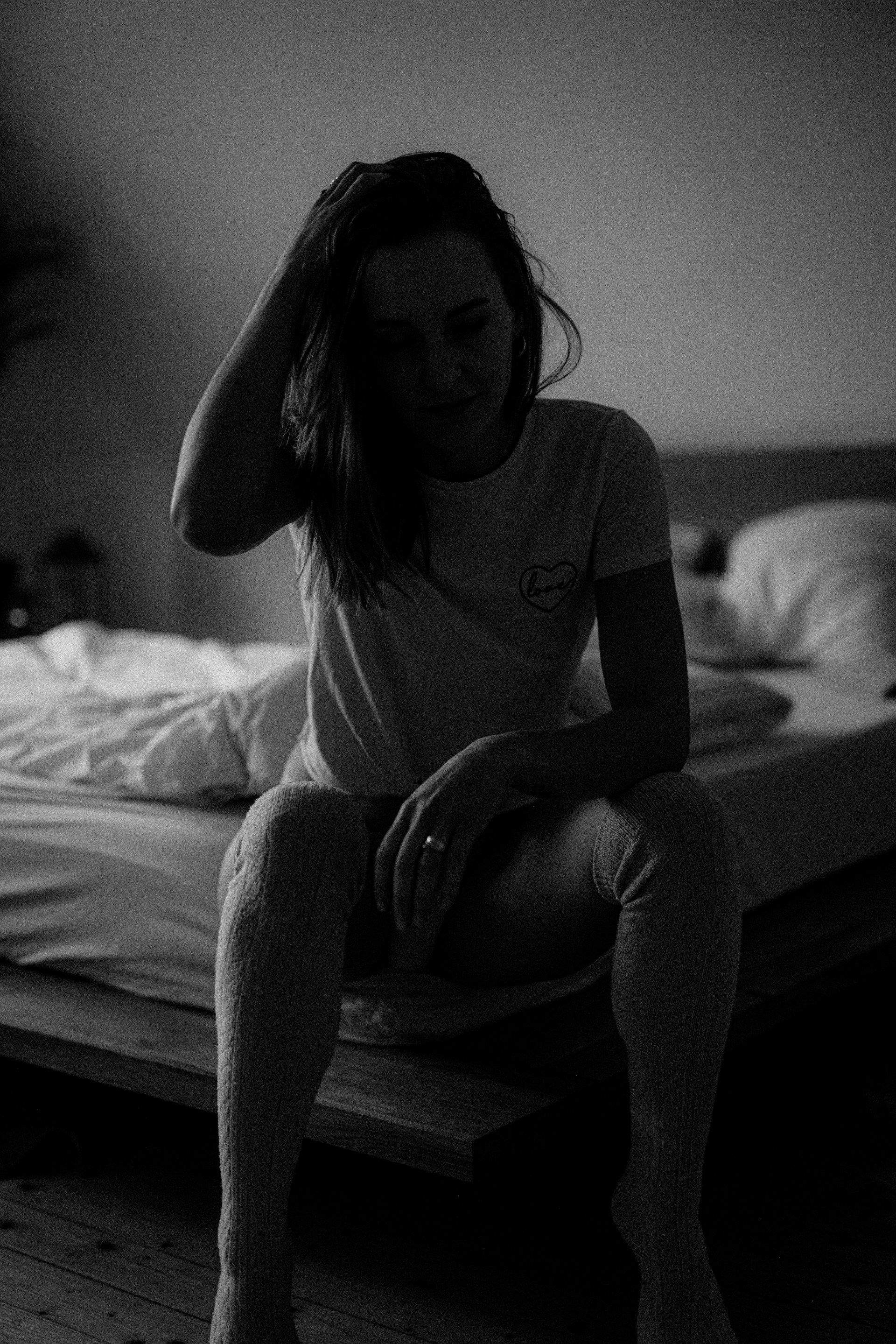 Una mujer sentada en el borde de una cama | Fuente: Unsplash