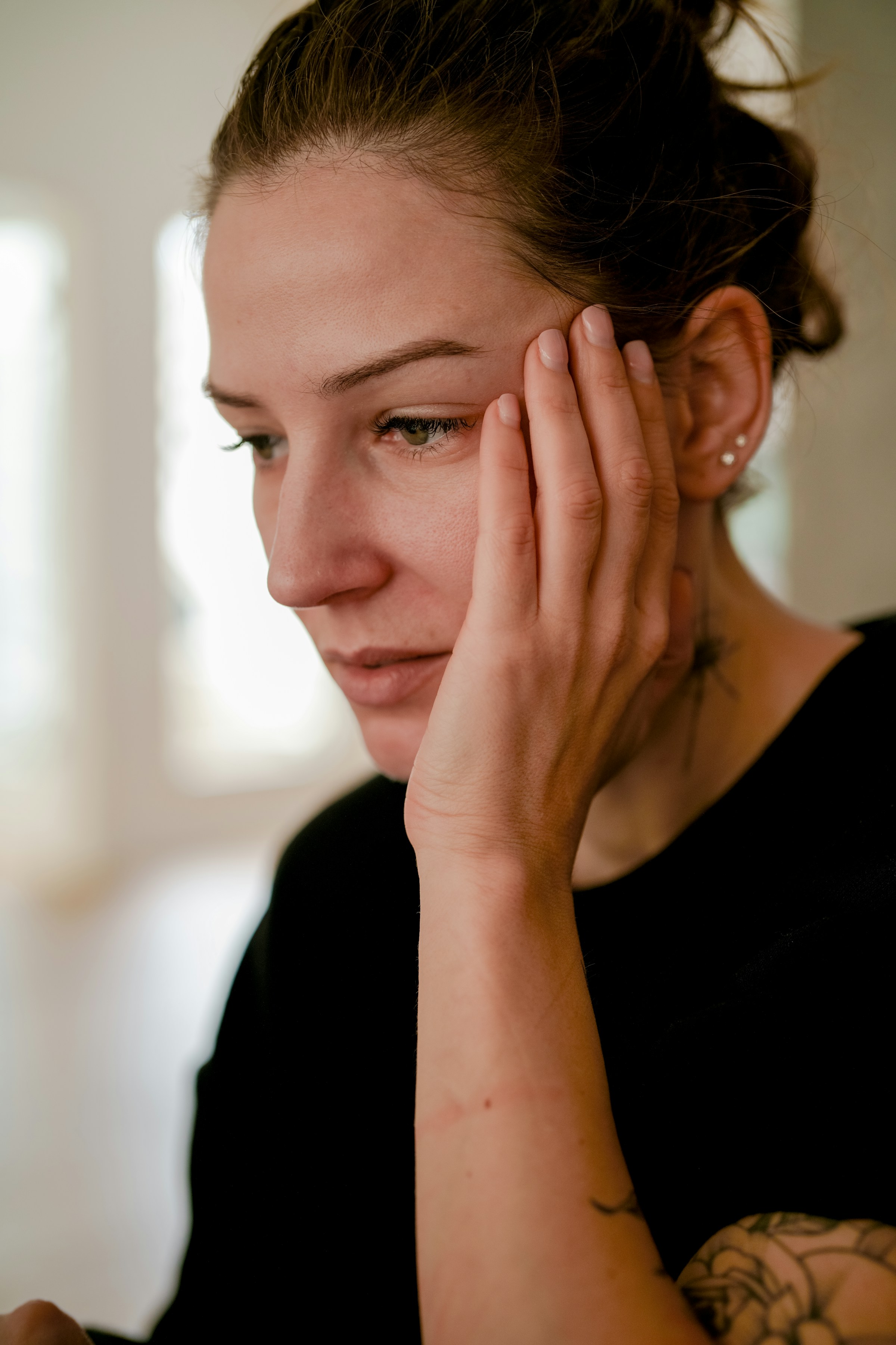 Una mujer estresada con la mano en la cara | Fuente: Unsplash