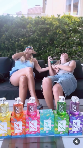 Nicole Neumann junto a su hija Allegra Cubero en el juego de adivinanzas de fragancias | Fuente: Instagram/nikitaneumannoficial