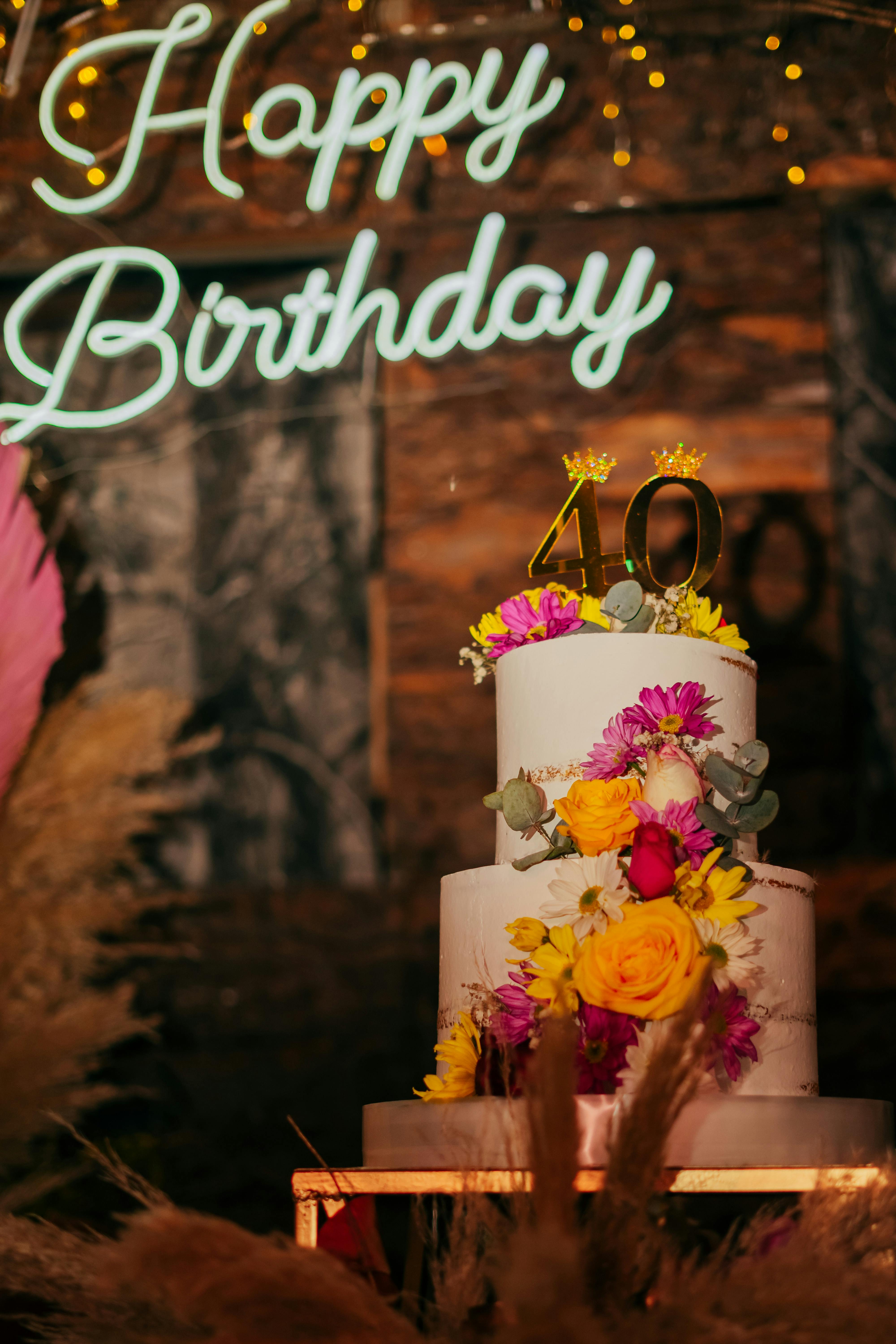 Un pastel de cumpleaños floral | Fuente: Pexels