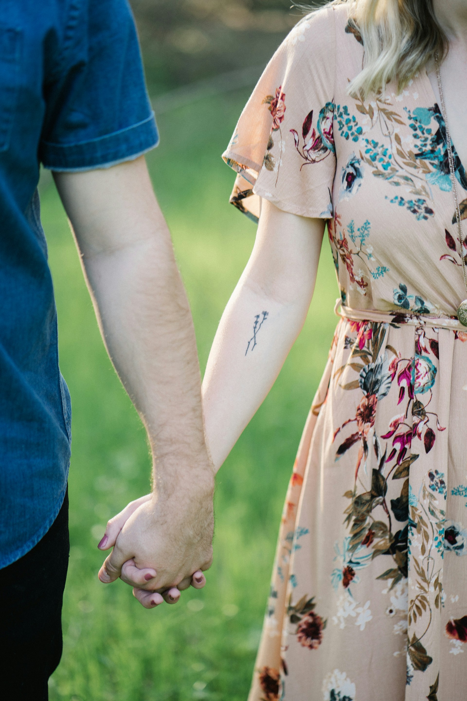 Una pareja tomada de la mano | Fuente: Unsplash