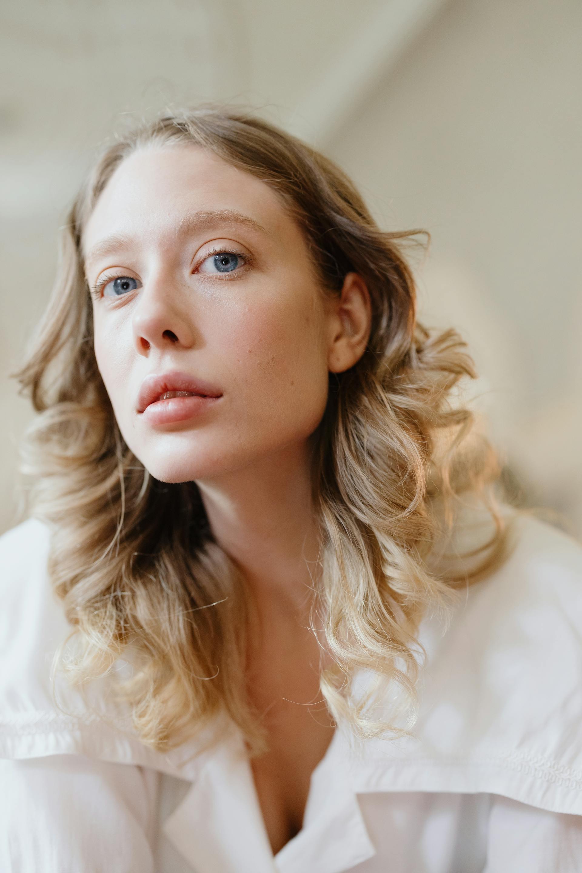 Una joven rubia de ojos azules y pelo ondulado | Fuente: Pexels