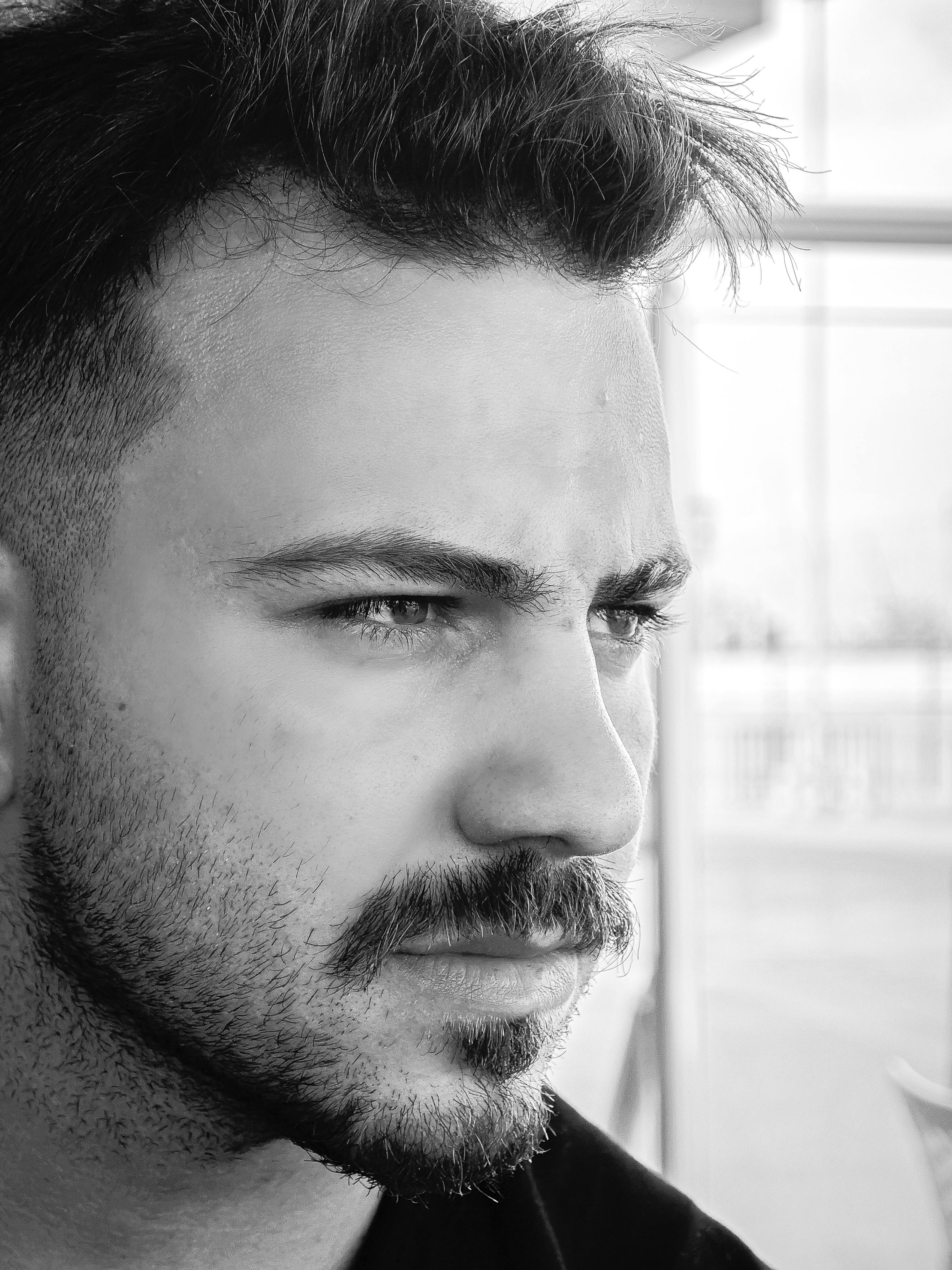 Un hombre serio | Fuente: Pexels