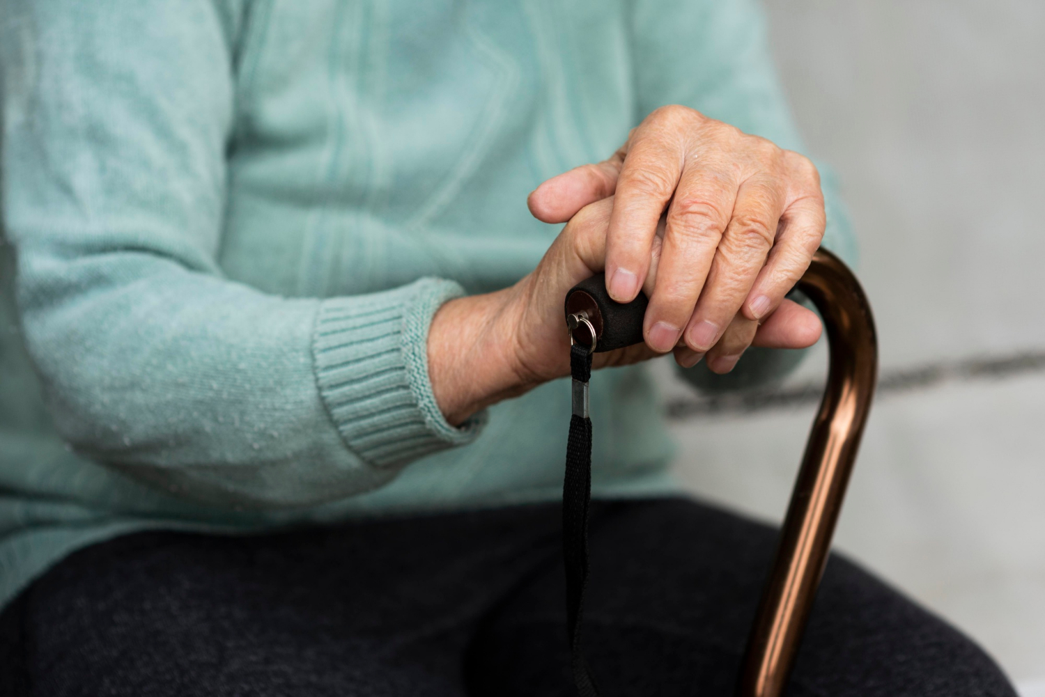 Una anciana con un bastón en la mano | Fuente: Freepik