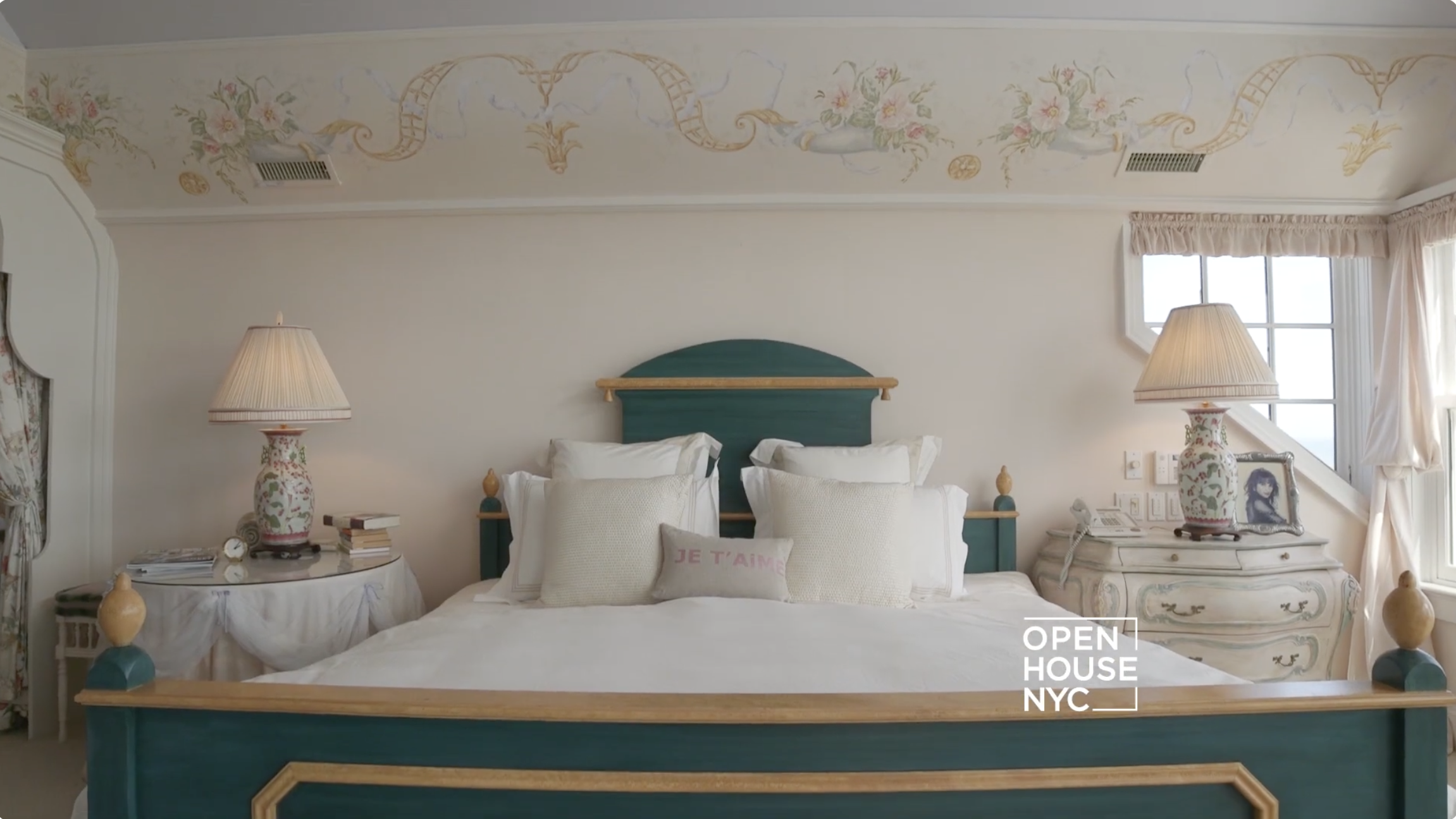 El dormitorio de Susan Lucci y Helmut Huber en su casa de Long Island, Nueva York. | Fuente: YouTube/OpenHouseTV
