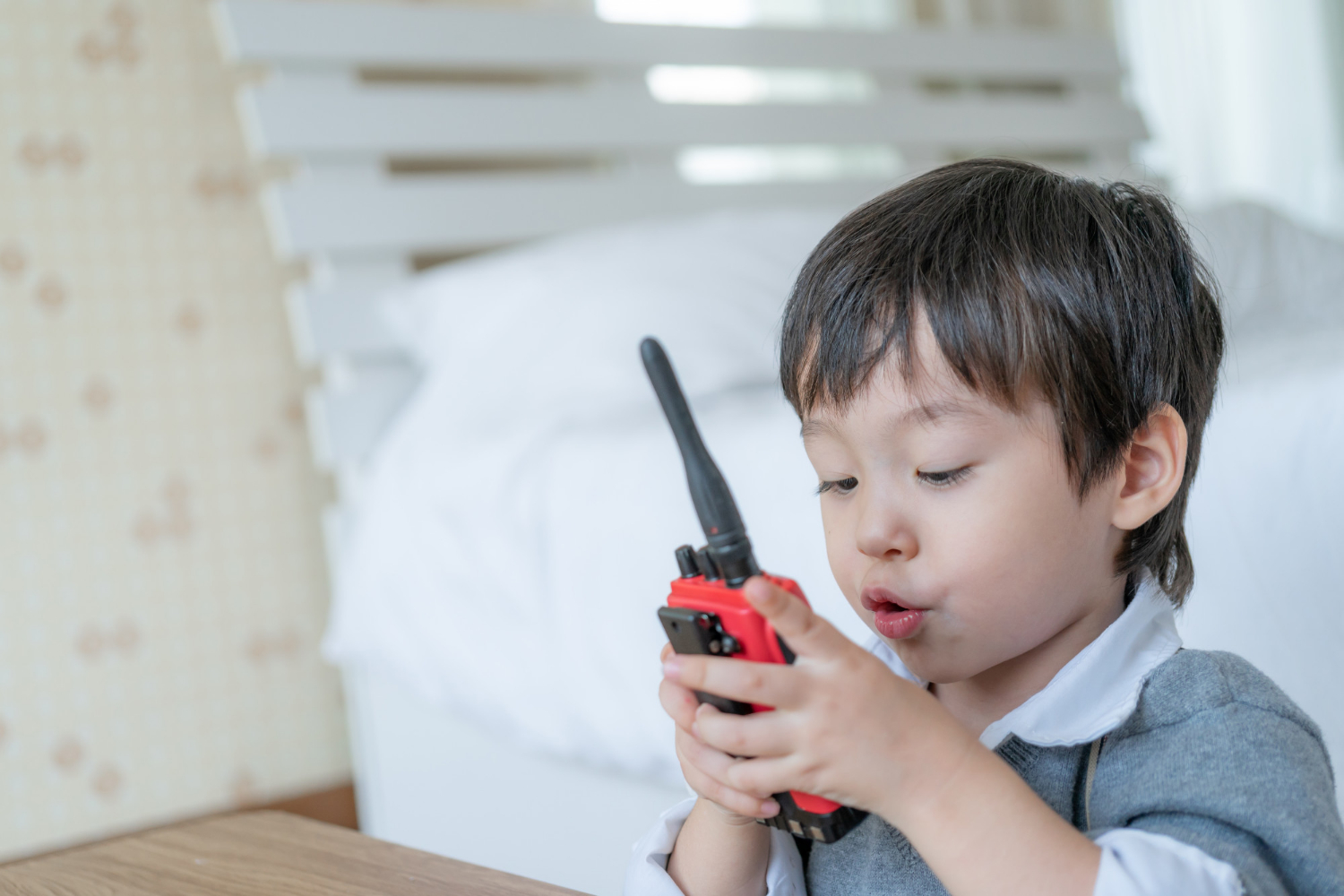 Un niño con un walkie-talkie en la mano | Fuente: Freepik