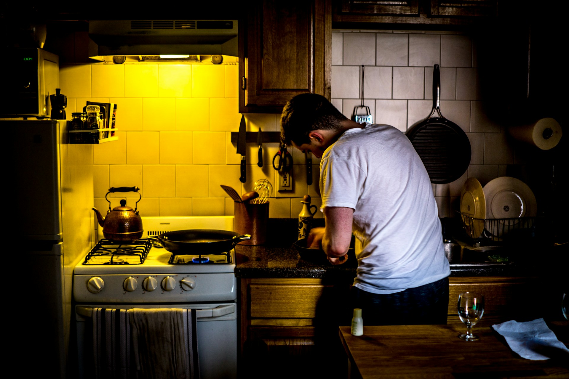 Un joven en la cocina | Fuente: Unsplash