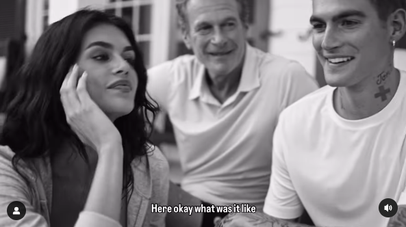 Kaia, Rande y Presley Gerber compartiendo un cálido momento familiar, publicado el 30 de abril de 2025. | Fuente: Instagram/vuoriclothing