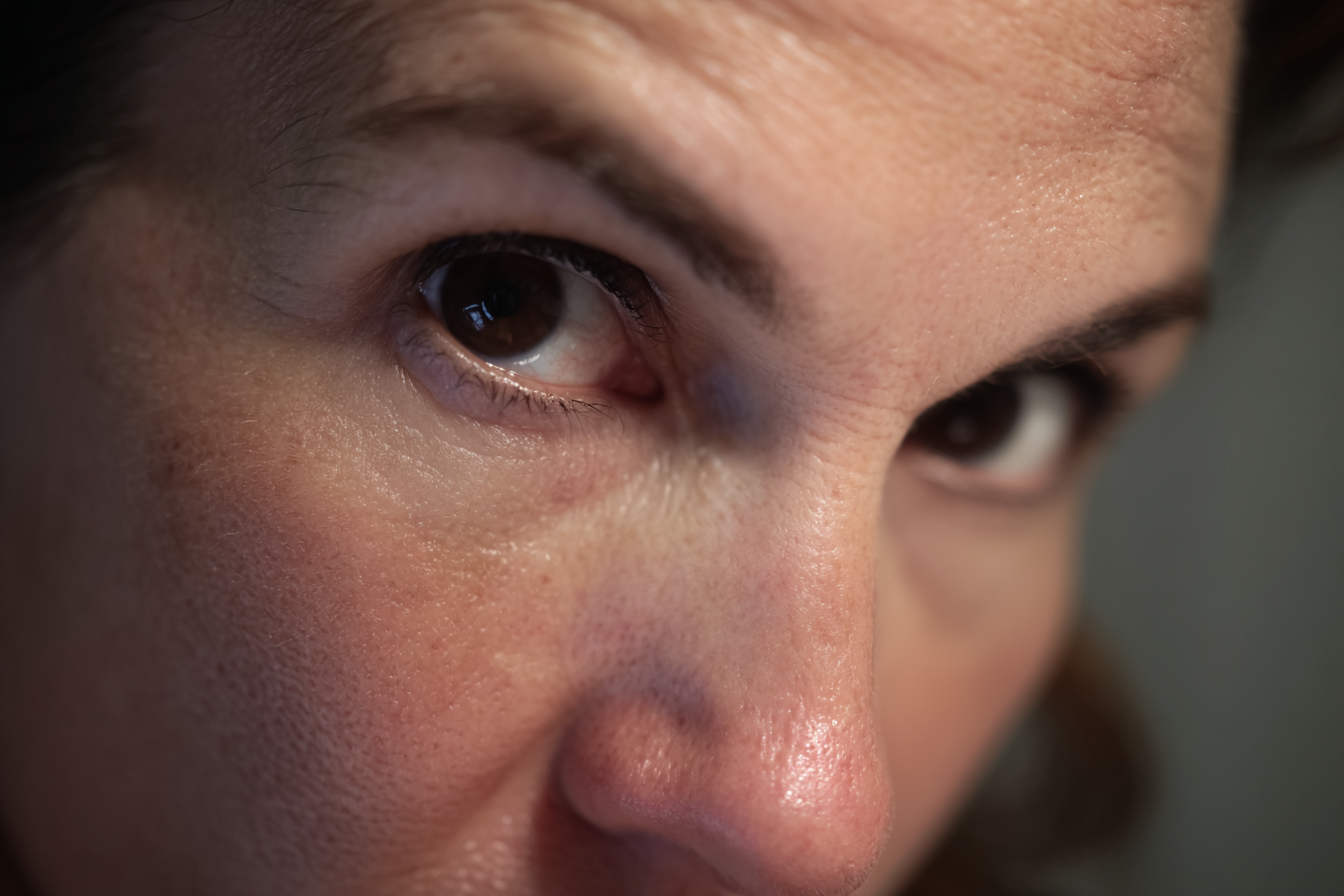 Primer plano del rostro de una mujer | Fuente: Midjourney