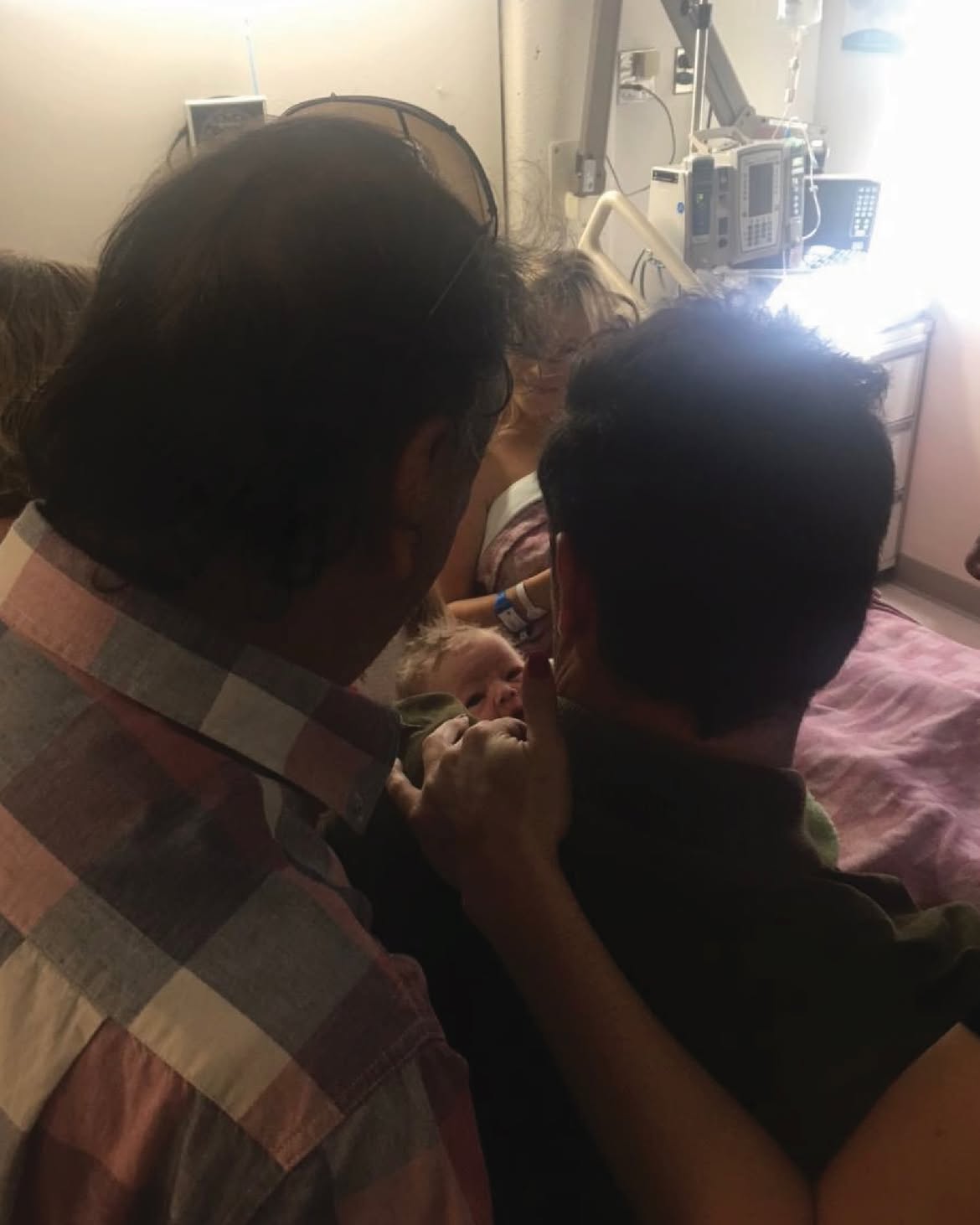 Fotografía de Vida recién nacida junto a su familia desde el centro médico | Fuente: Instagram/luisanalopilato