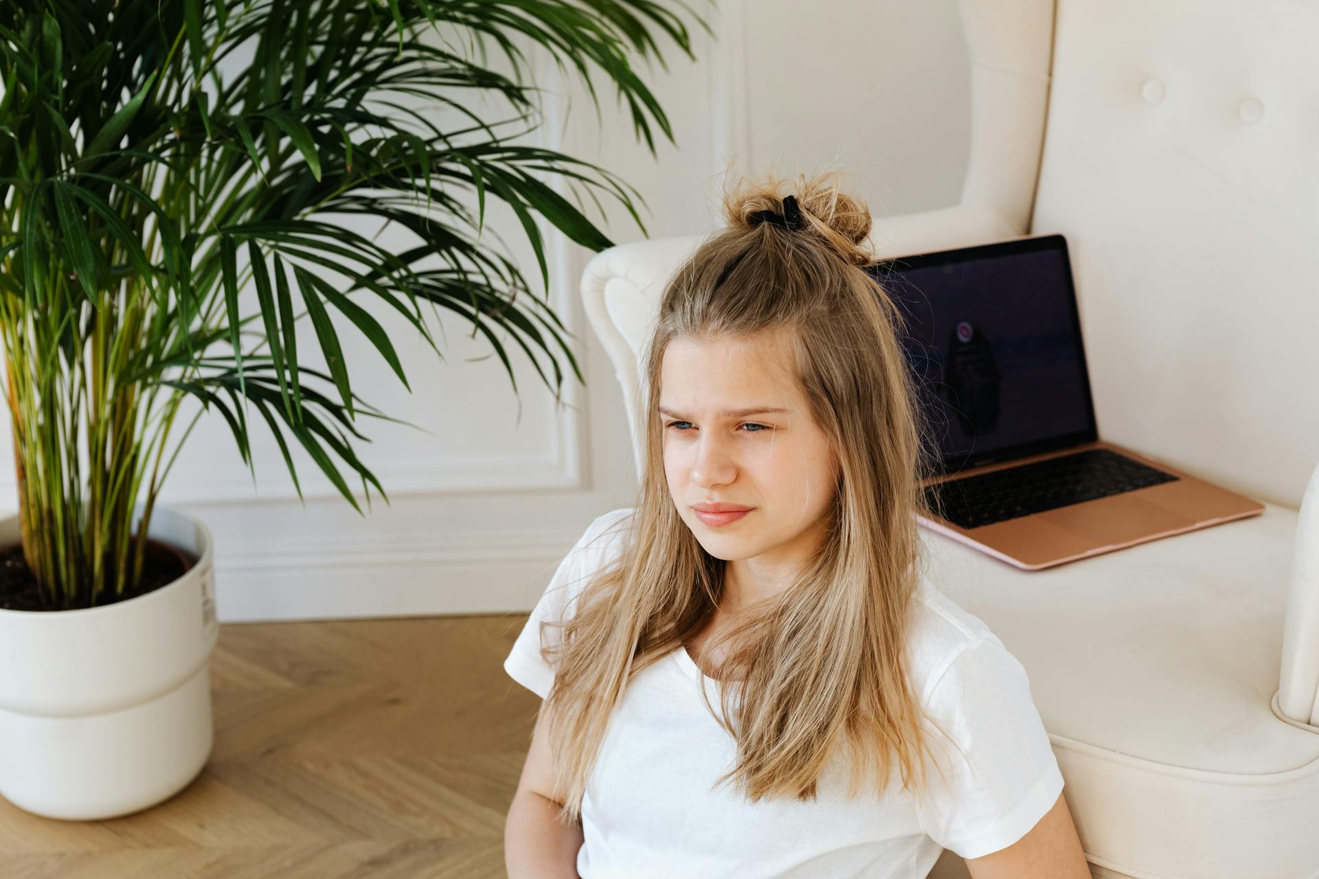 Una adolescente reflexiva | Fuente: Pexels