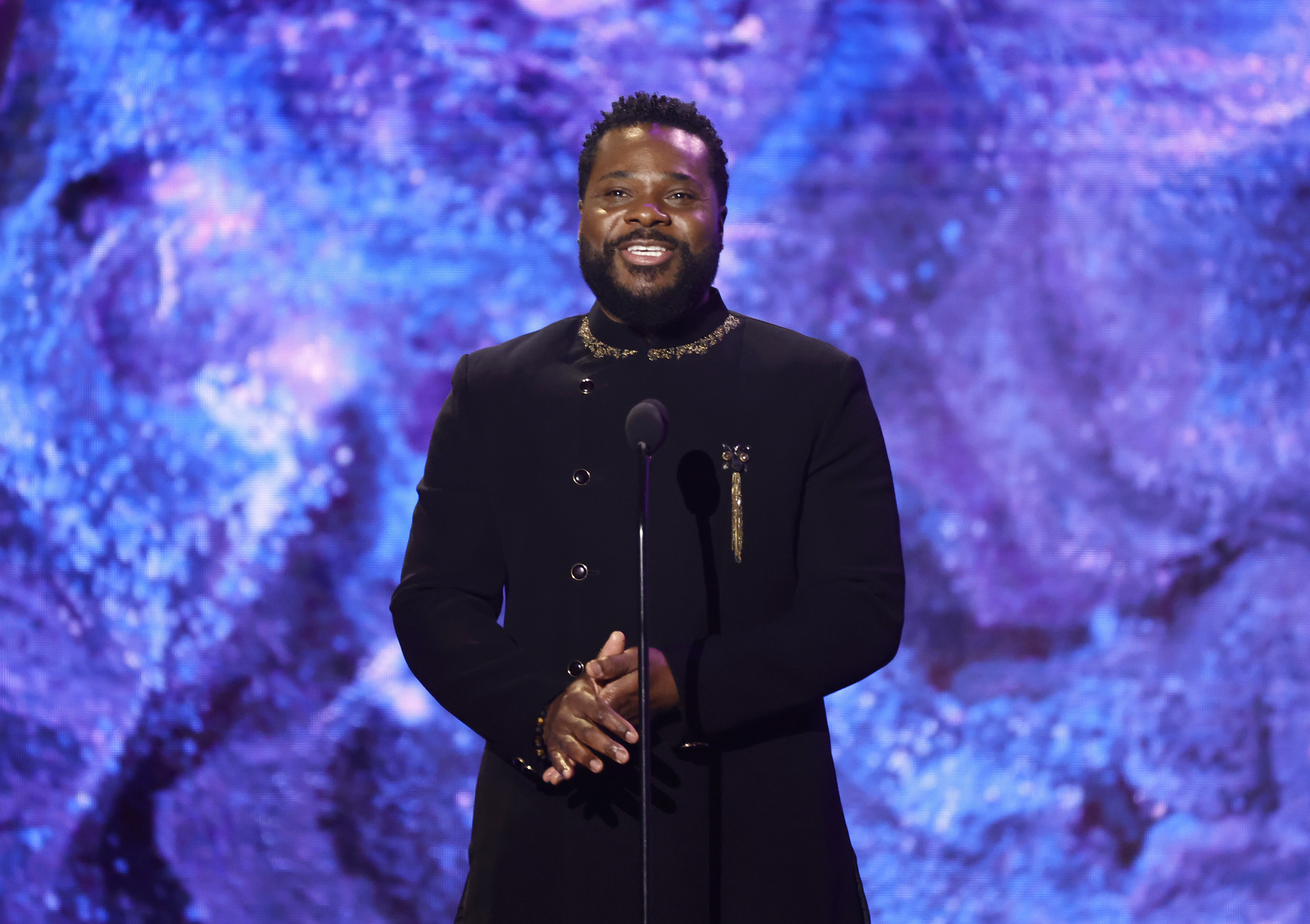 Malcolm-Jamal Warner habla en el escenario durante la ceremonia de estreno de los 65.os premios GRAMMY en el Microsoft Theater el 5 de febrero de 2023 en Los Ángeles, California. | Fuente: Getty Images.