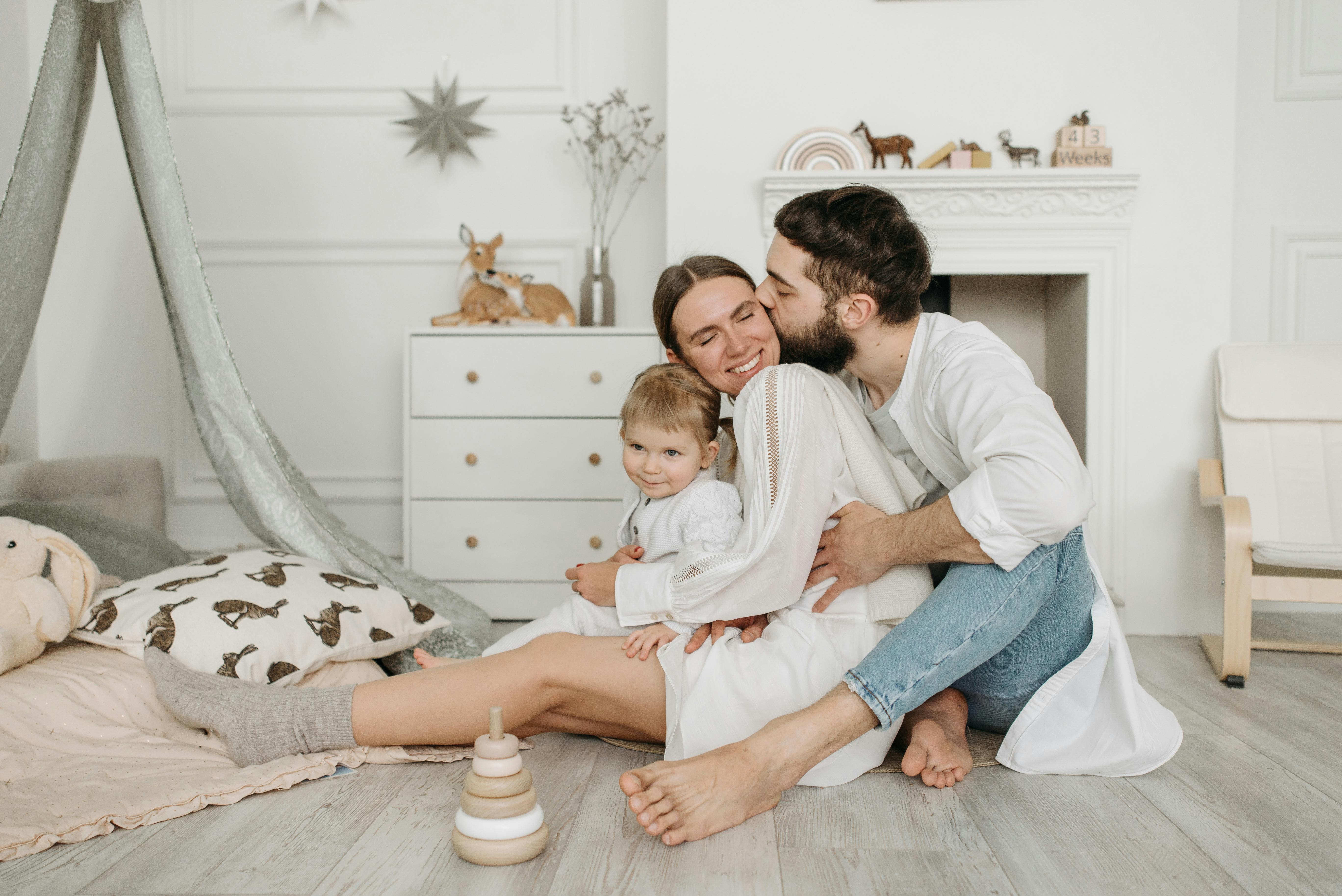 Una pareja con su hijo | Fuente: Pexels