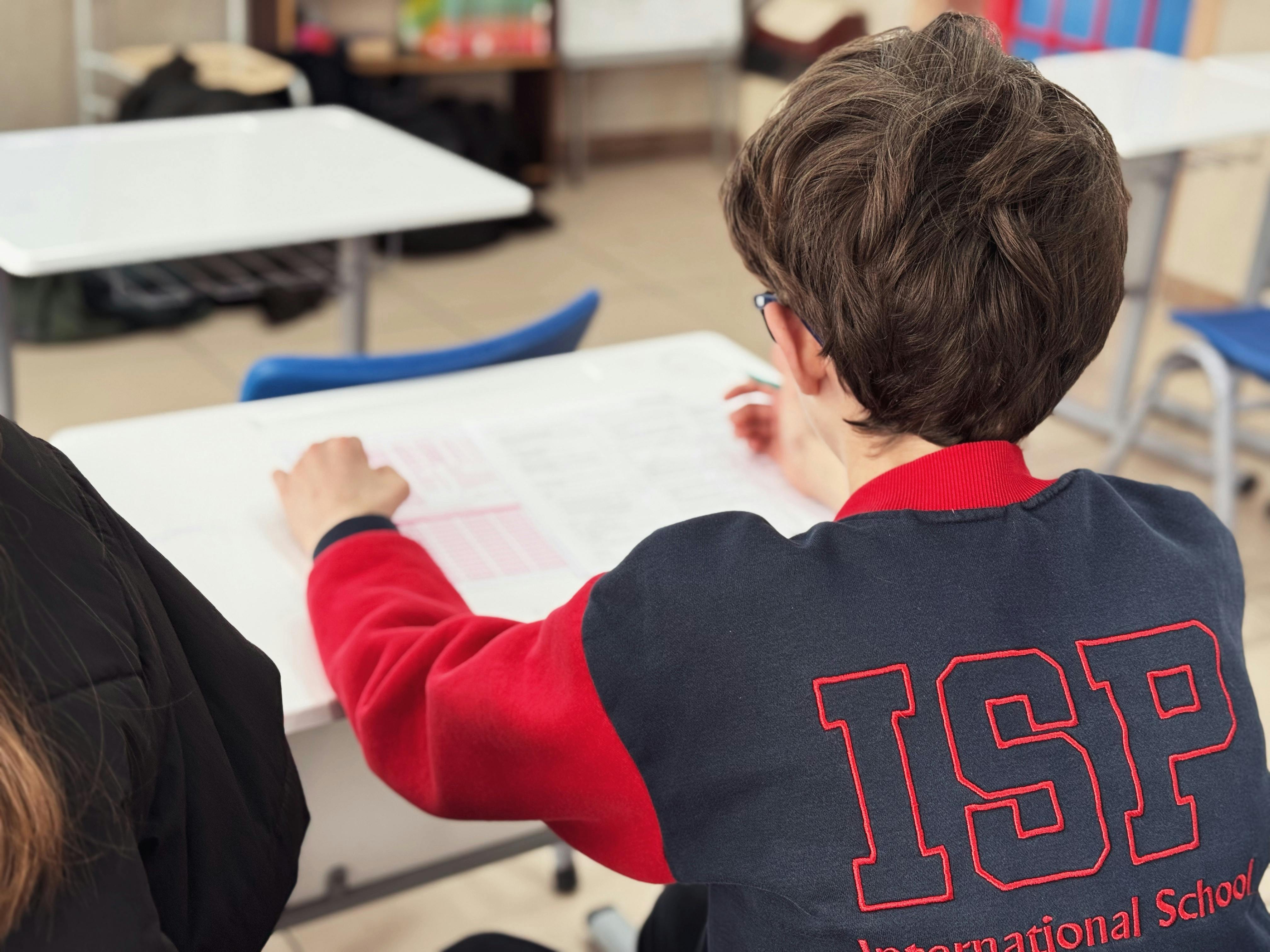 Un niño sentado en una clase | Fuente: Pexels