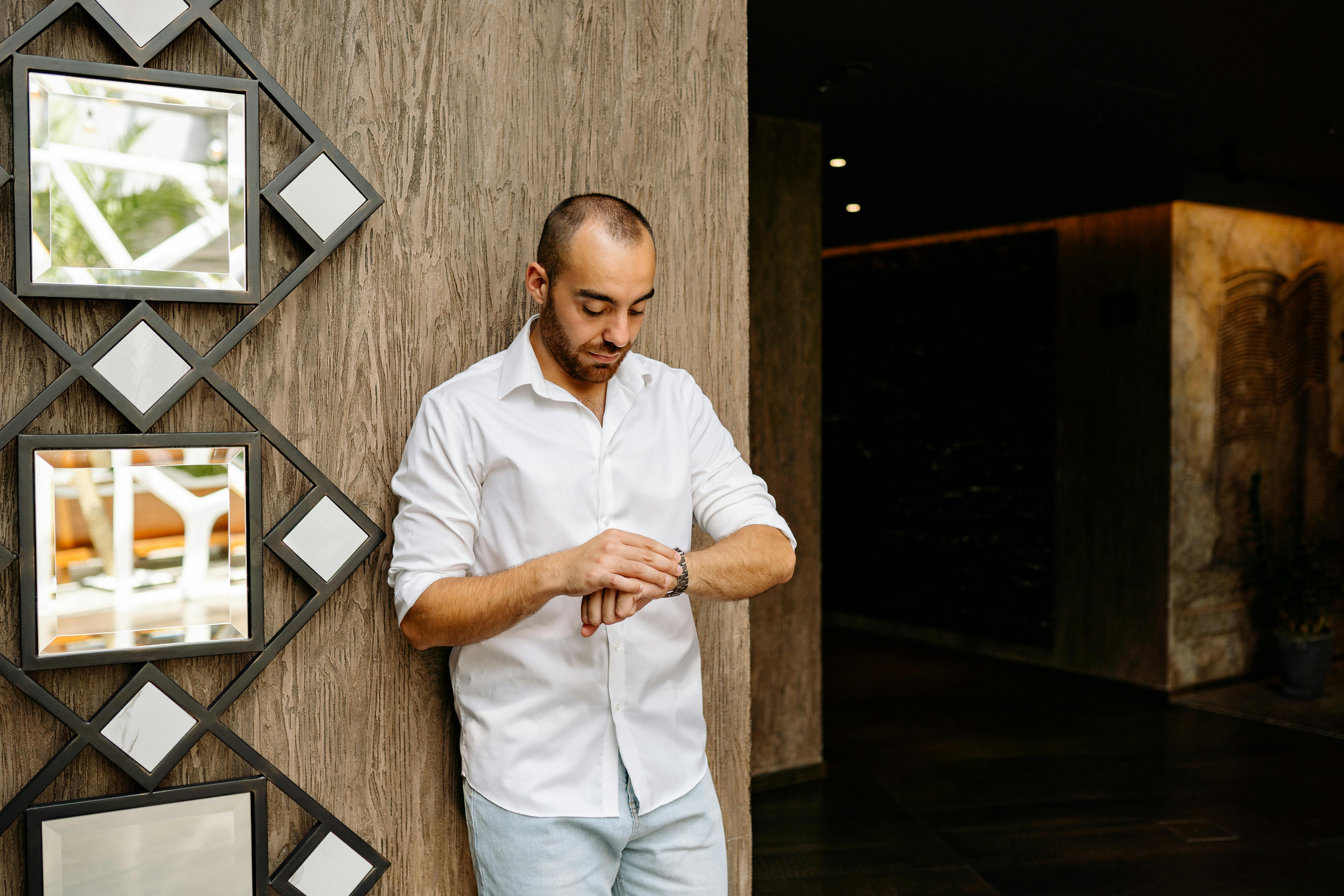 Un hombre mirando su reloj | Fuente: Pexels