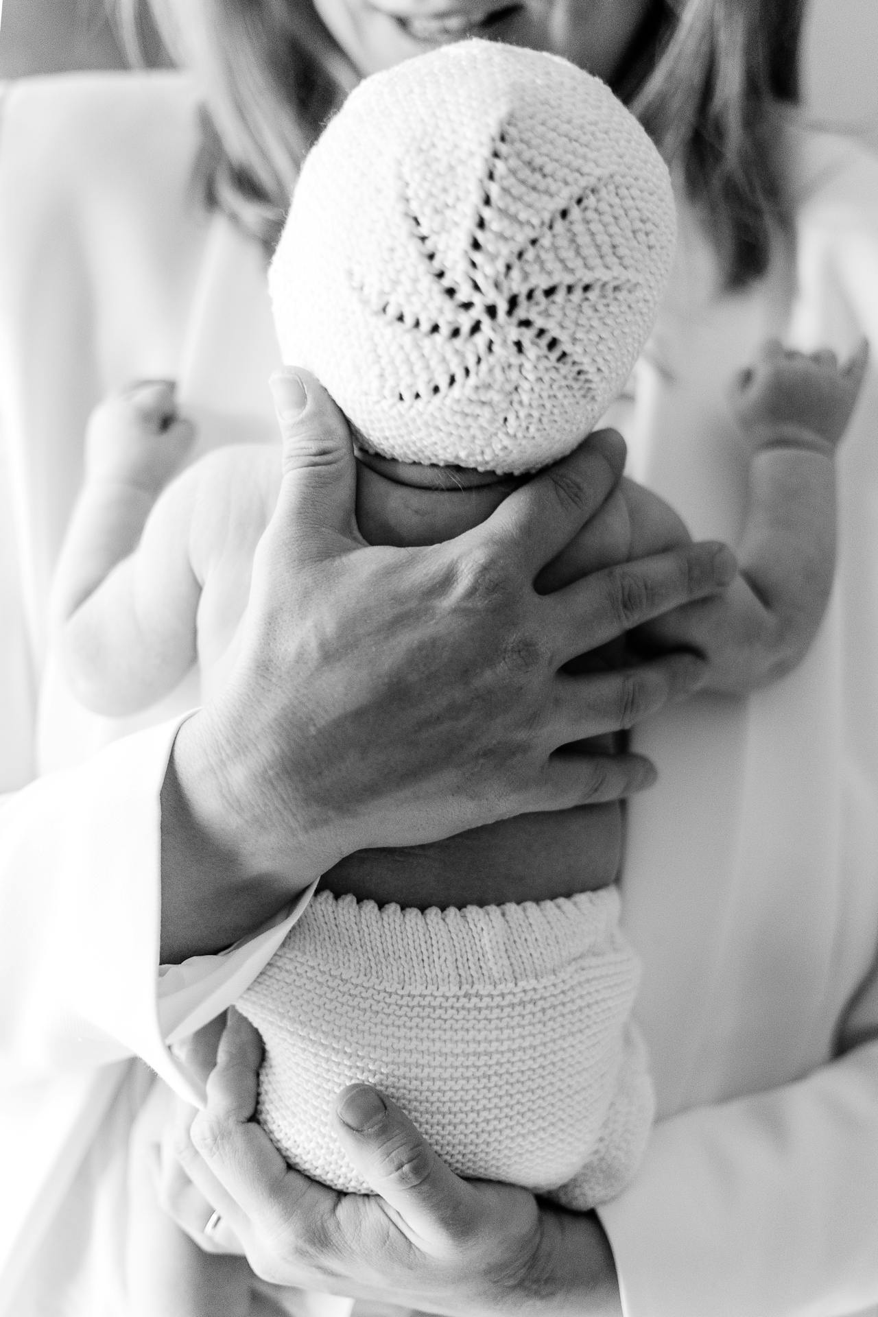 Toma en escala de grises de una madre sosteniendo a su bebé recién nacido | Fuente: Pexels