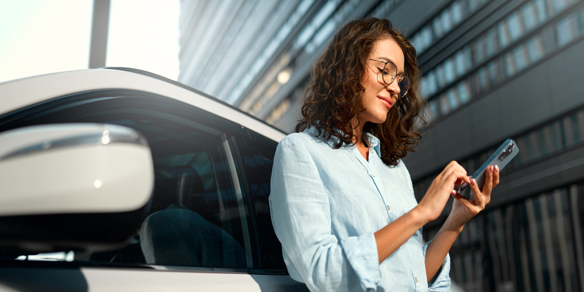 Una mujer utilizando su teléfono | Fuente: Shutterstock