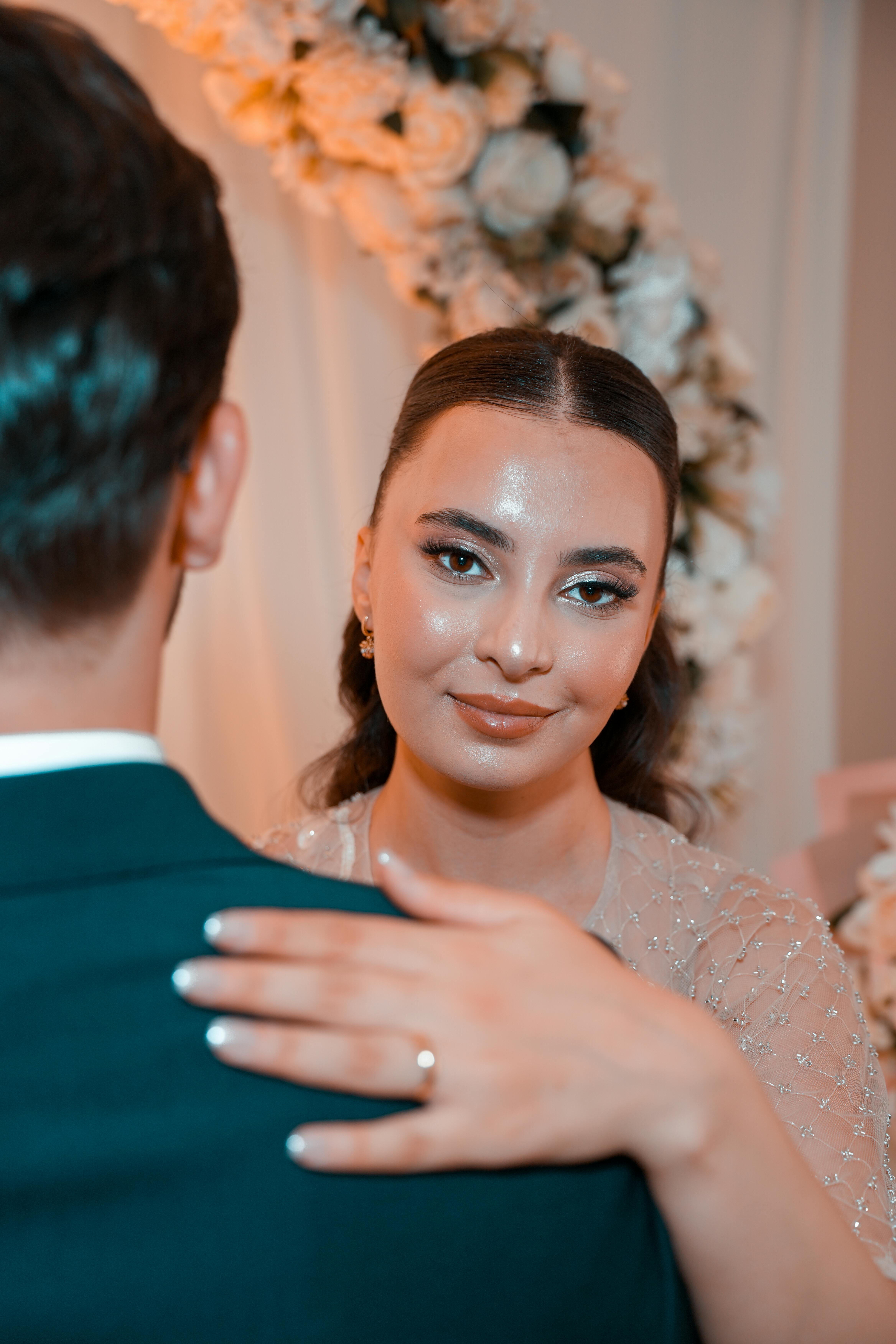 Una novia feliz bailando en su boda | Fuente: Pexels