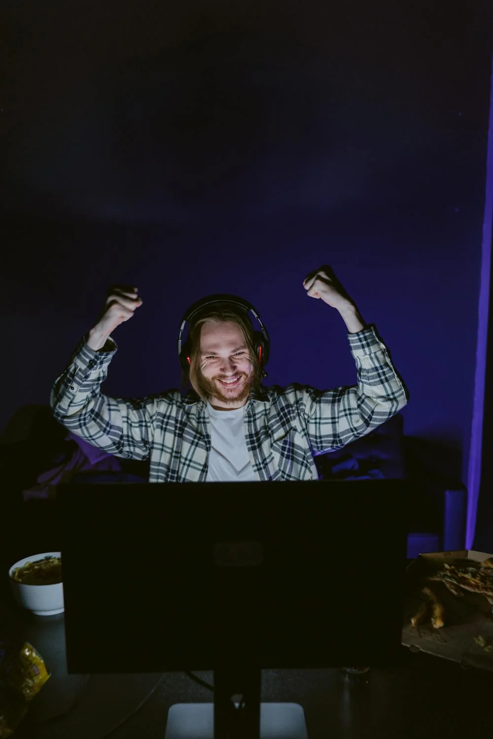 Un hombre jugando en el ordenador | Fuente: Pexels