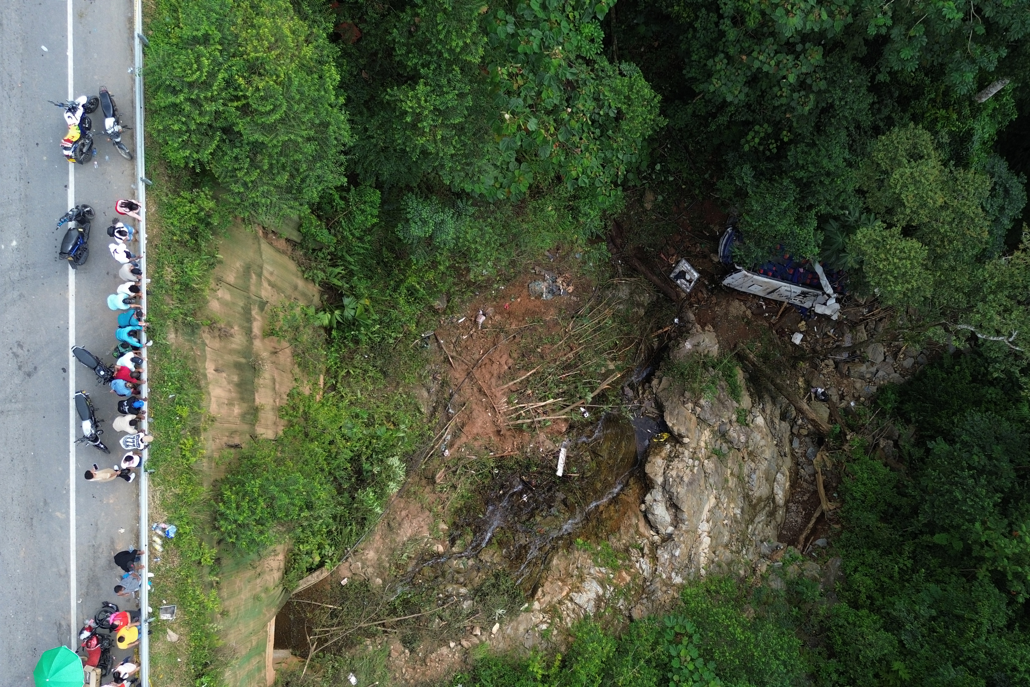 Esta vista aérea muestra un autobús accidentado tras salirse de la vía, dejando 17 muertos y 20 heridos, cerca del municipio de Remedios, departamento de Antioquia, Colombia, el 14 de diciembre de 2025. | Fuente: Getty Images