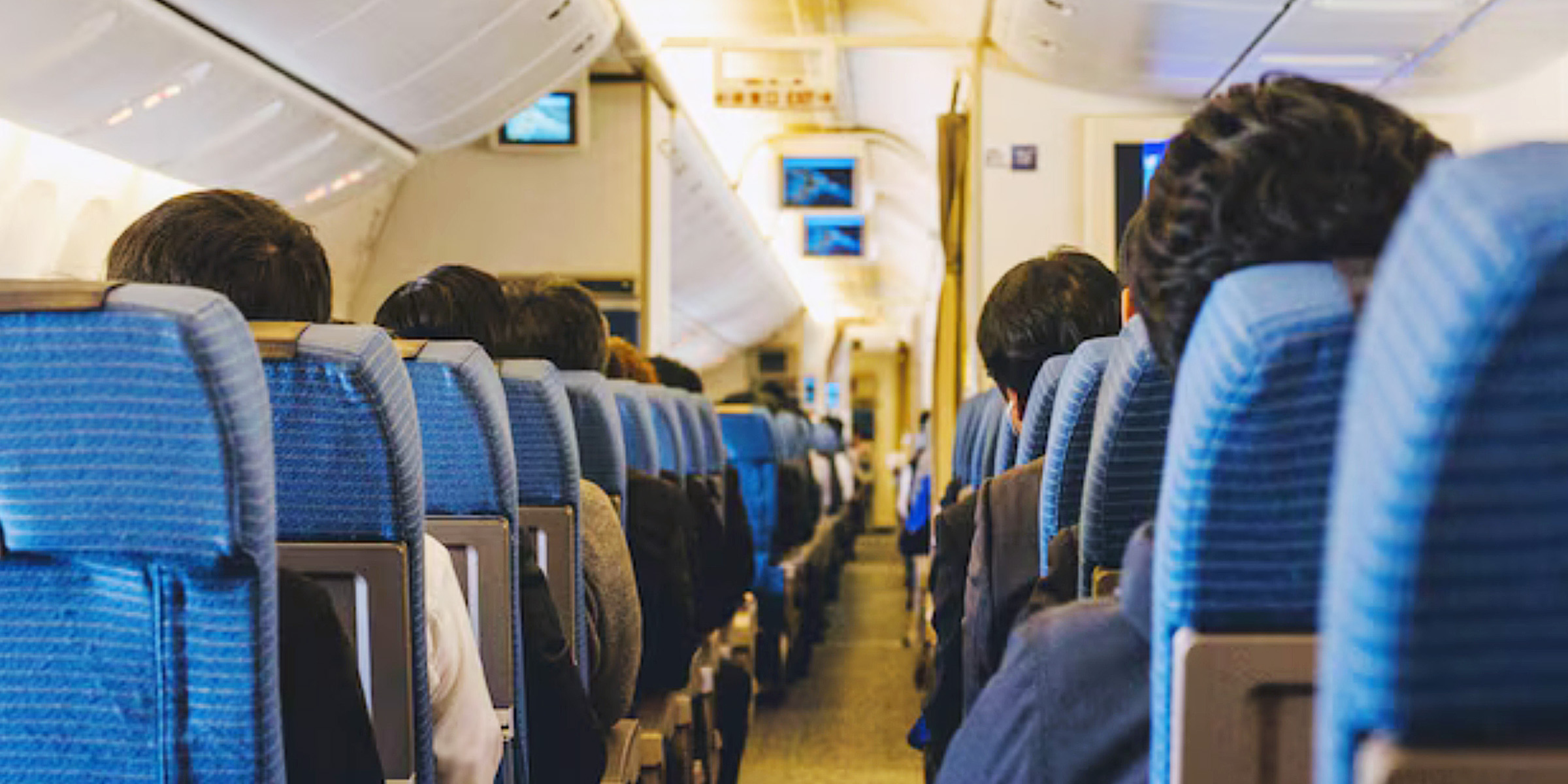 Personas sentadas en el interior de un avión | Fuente: Freepik