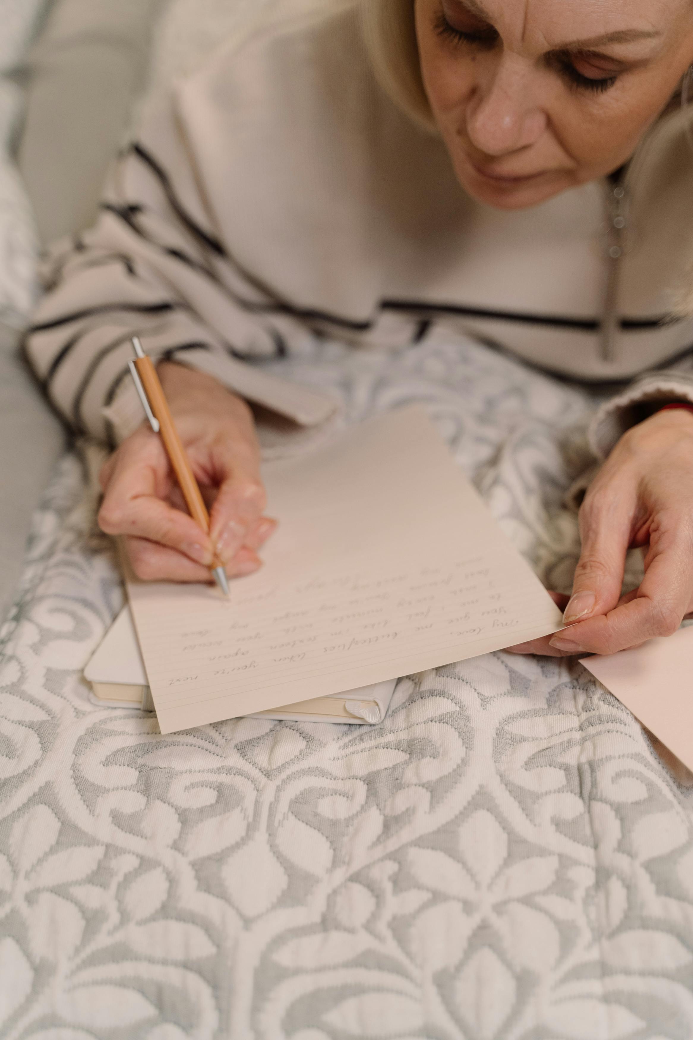 Una mujer mayor escribiendo una carta | Fuente: Pexels