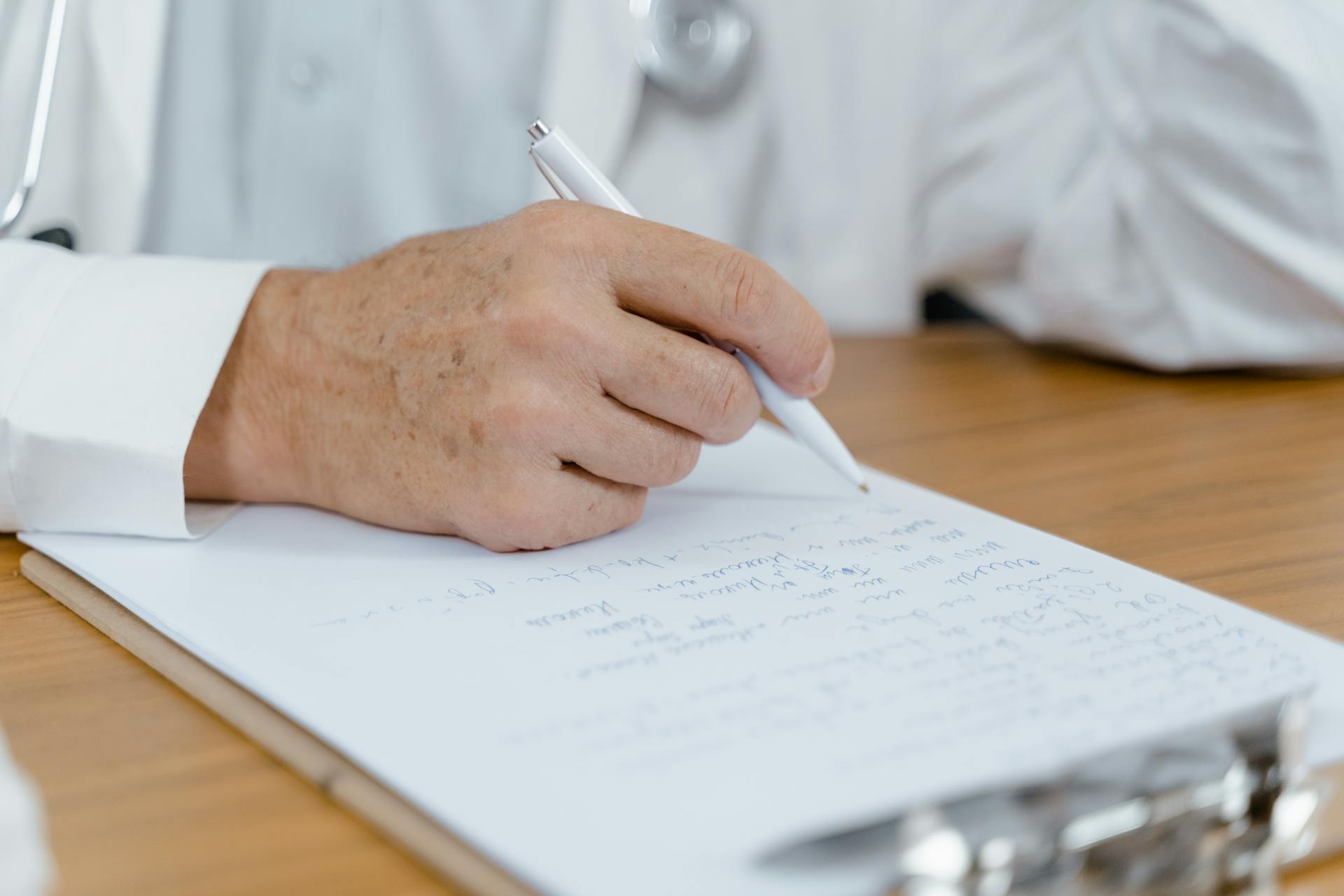 Un médico tomando notas | Fuente: Pexels