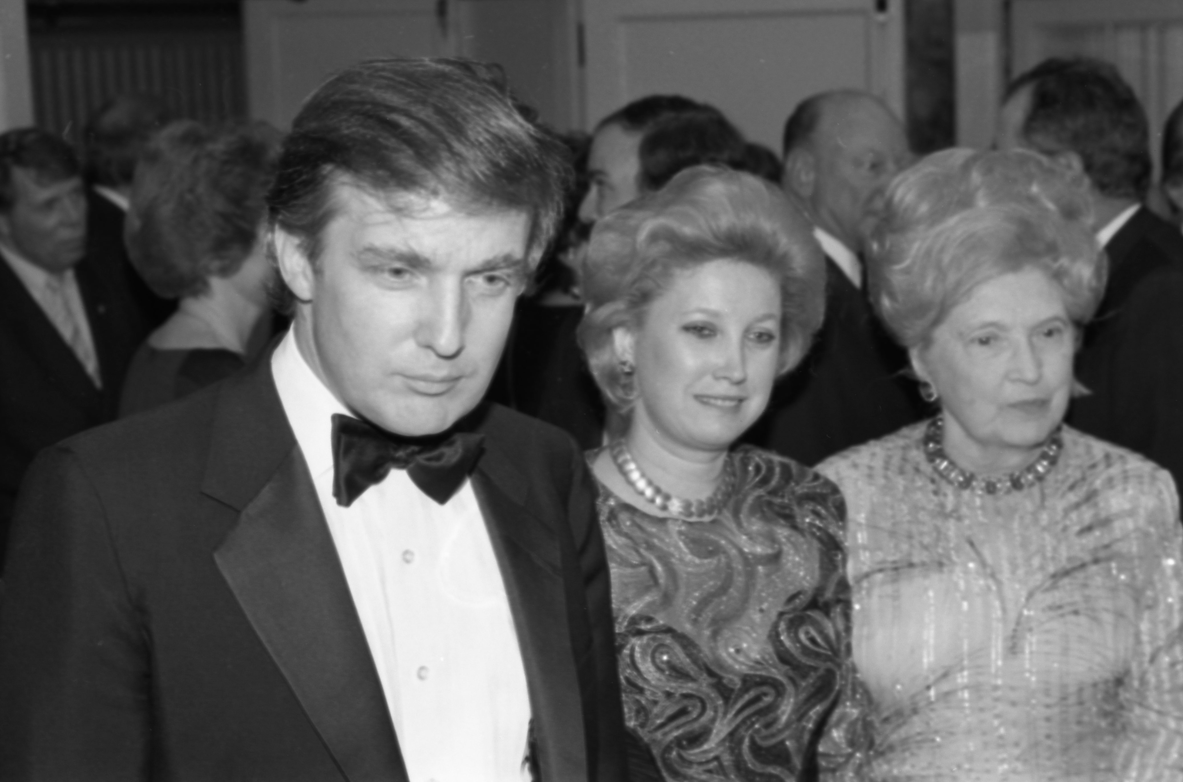 Donald Trump, su hermana Maryanne Trump Barry y su madre Mary Anne MacLeod Trump en mayo de 1988 | Fuente: Getty Images