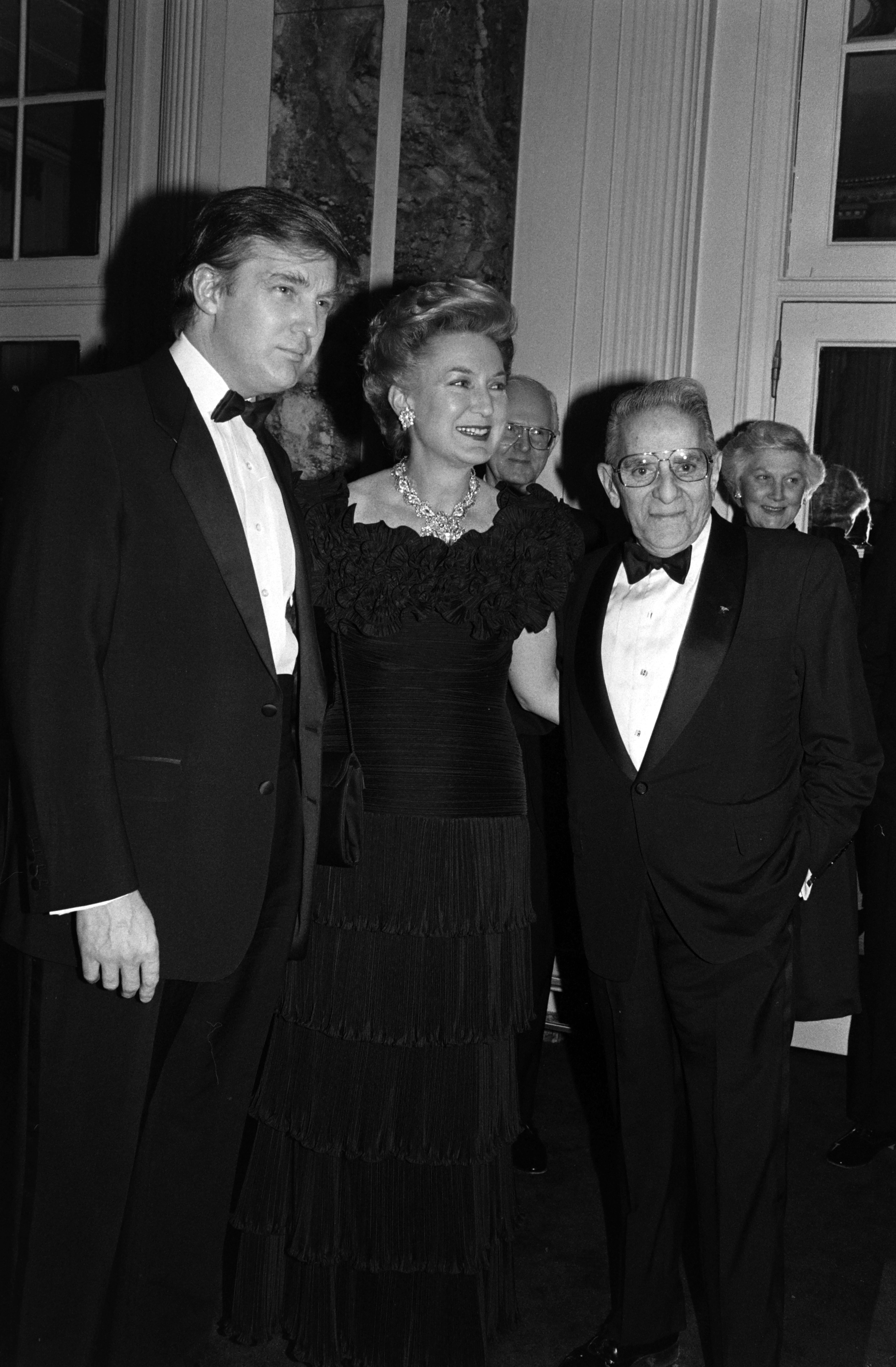 Donald y Maryanne Trump acuden al Hotel Waldorf Astoria de Nueva York el 14 de diciembre de 1988 | Fuente: Getty Images