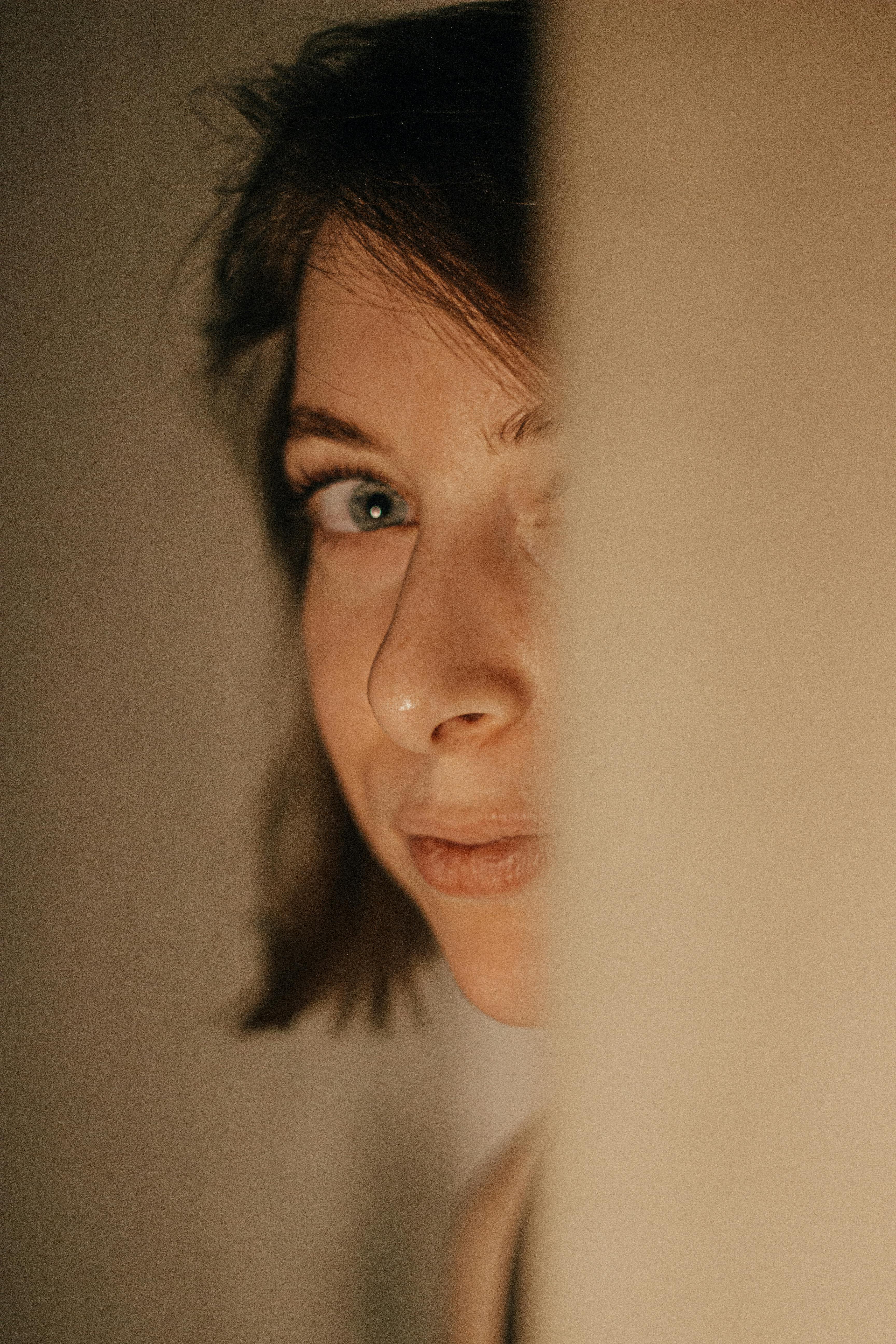 Vista parcial del rostro de una mujer seria | Fuente: Pexels