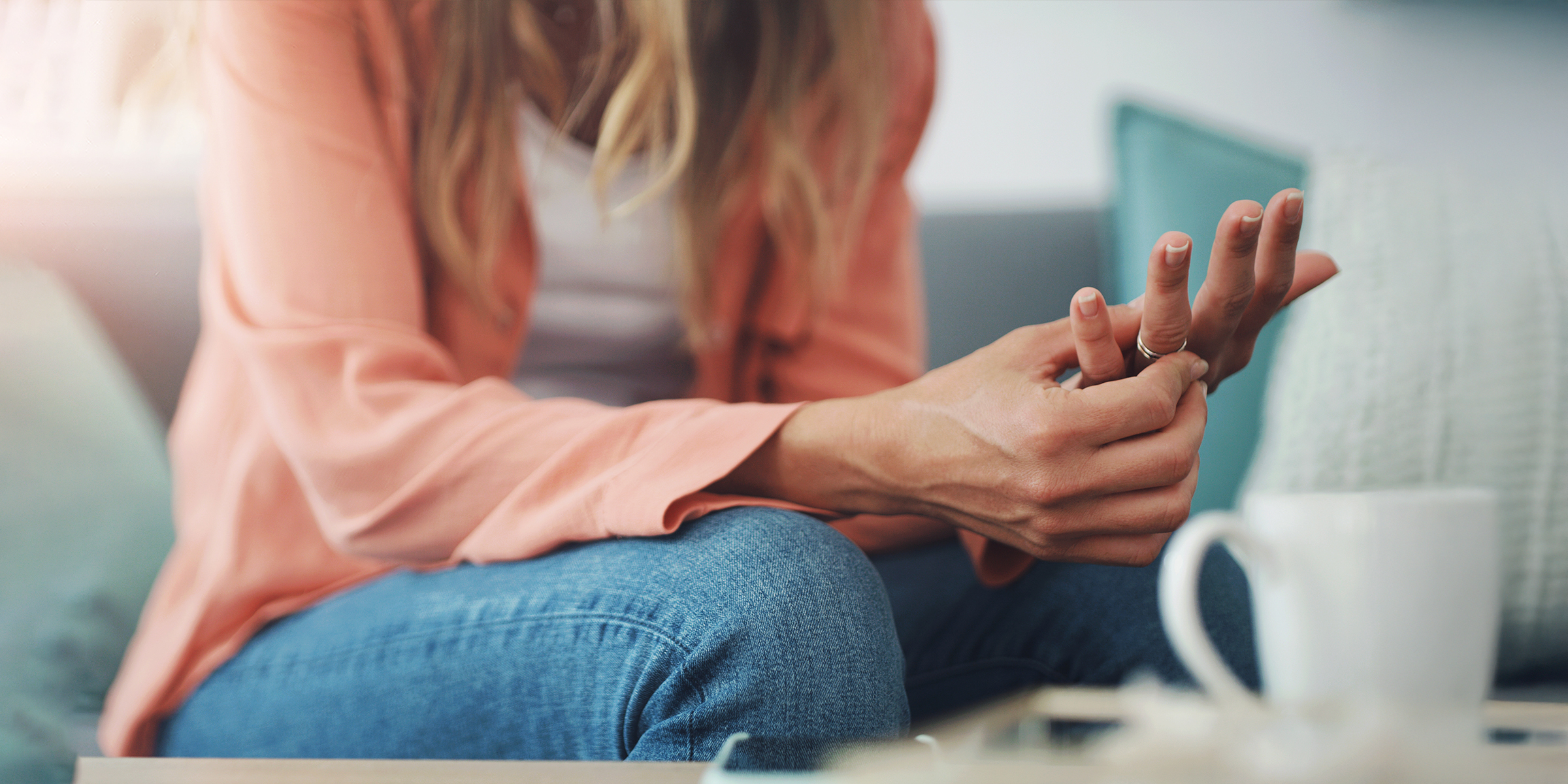 Mujer tensa tocando su anillo de compromiso | Fuente: Shutterstock