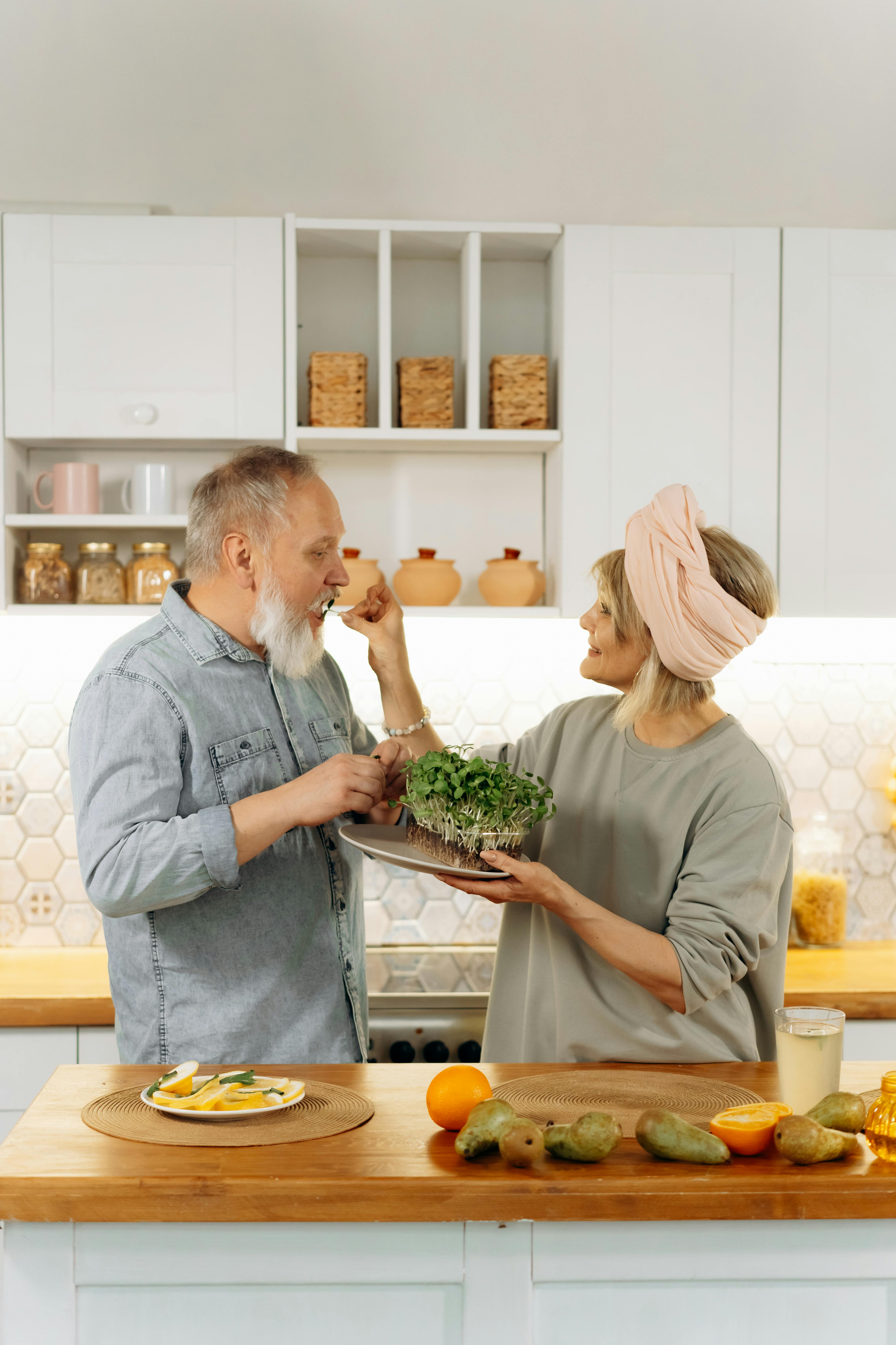 Una pareja ocupada en su cocina | Fuente: Pexels