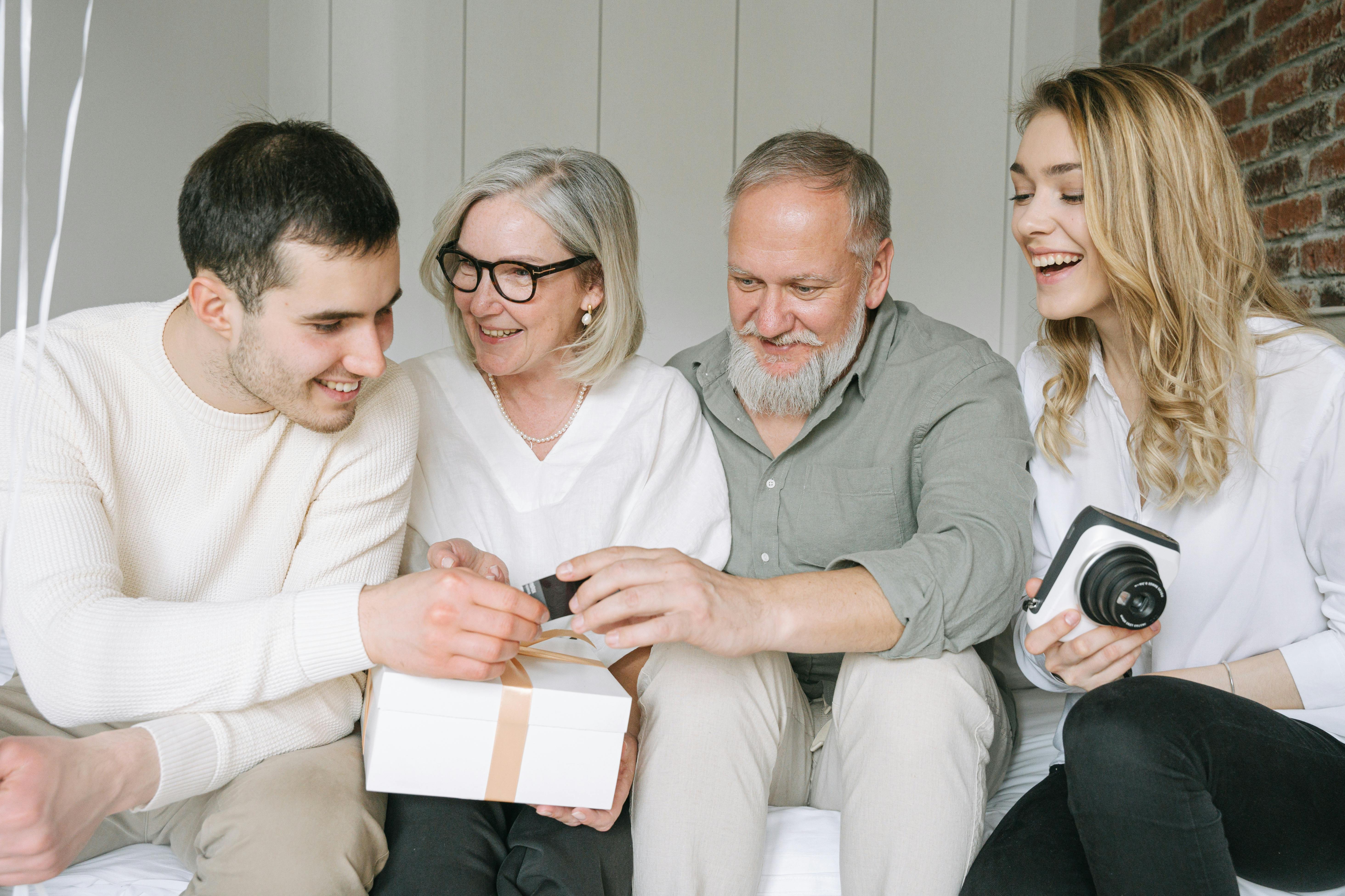 Gente mirando una foto | Fuente: Pexels