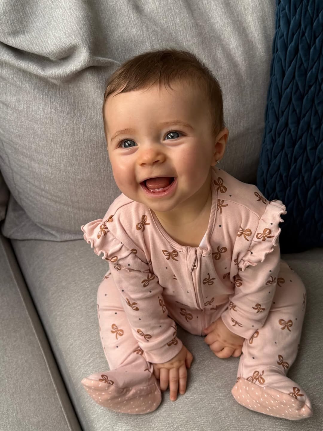 La hija pequeña de Diogo Jota y Rute Cardoso sonriendo a la cámara | Fuente: Instagram/rutecfcardoso14