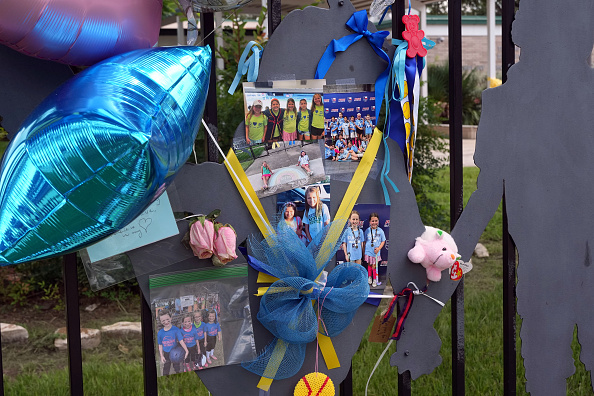 Un memorial para Greta Toranzo, una de las niñas desaparecidas del Campamento Mystic, se encuentra frente a la escuela primaria Sinclair en Houston, el lunes 7 de julio de 2025 | Fuente: Getty Images