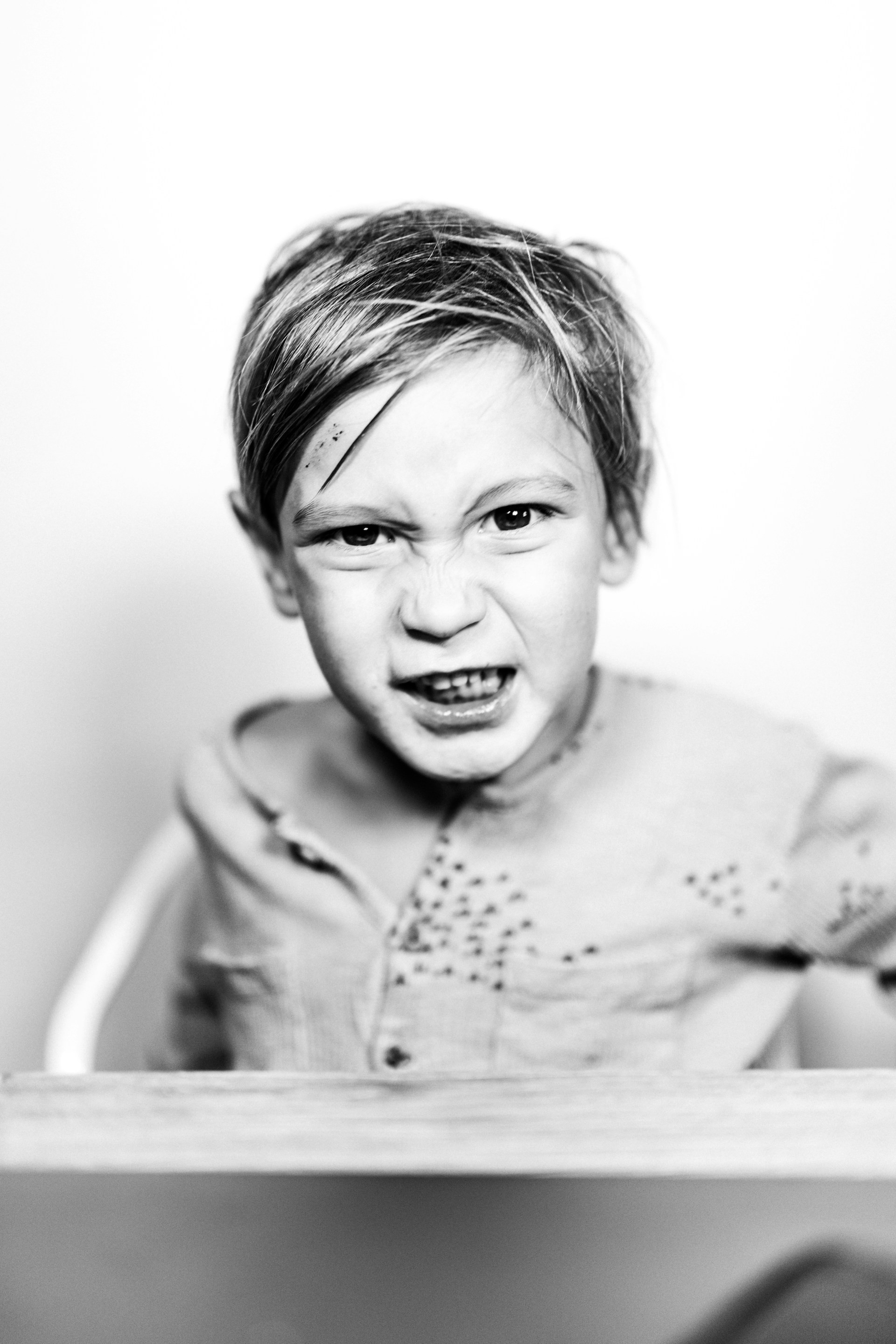 Un niño desafiante | Fuente: Unsplash