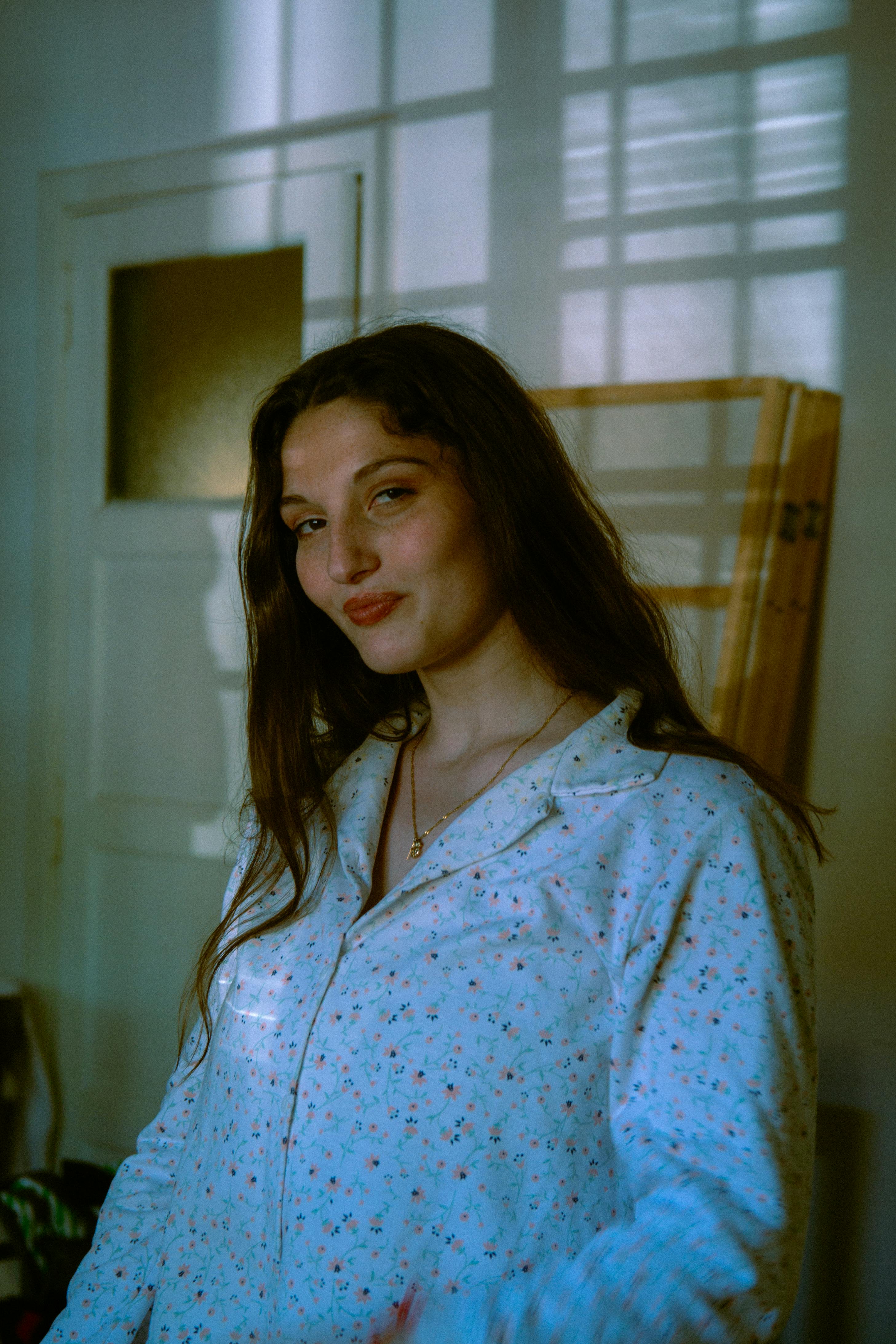 Una mujer feliz sonriendo | Fuente: Pexels