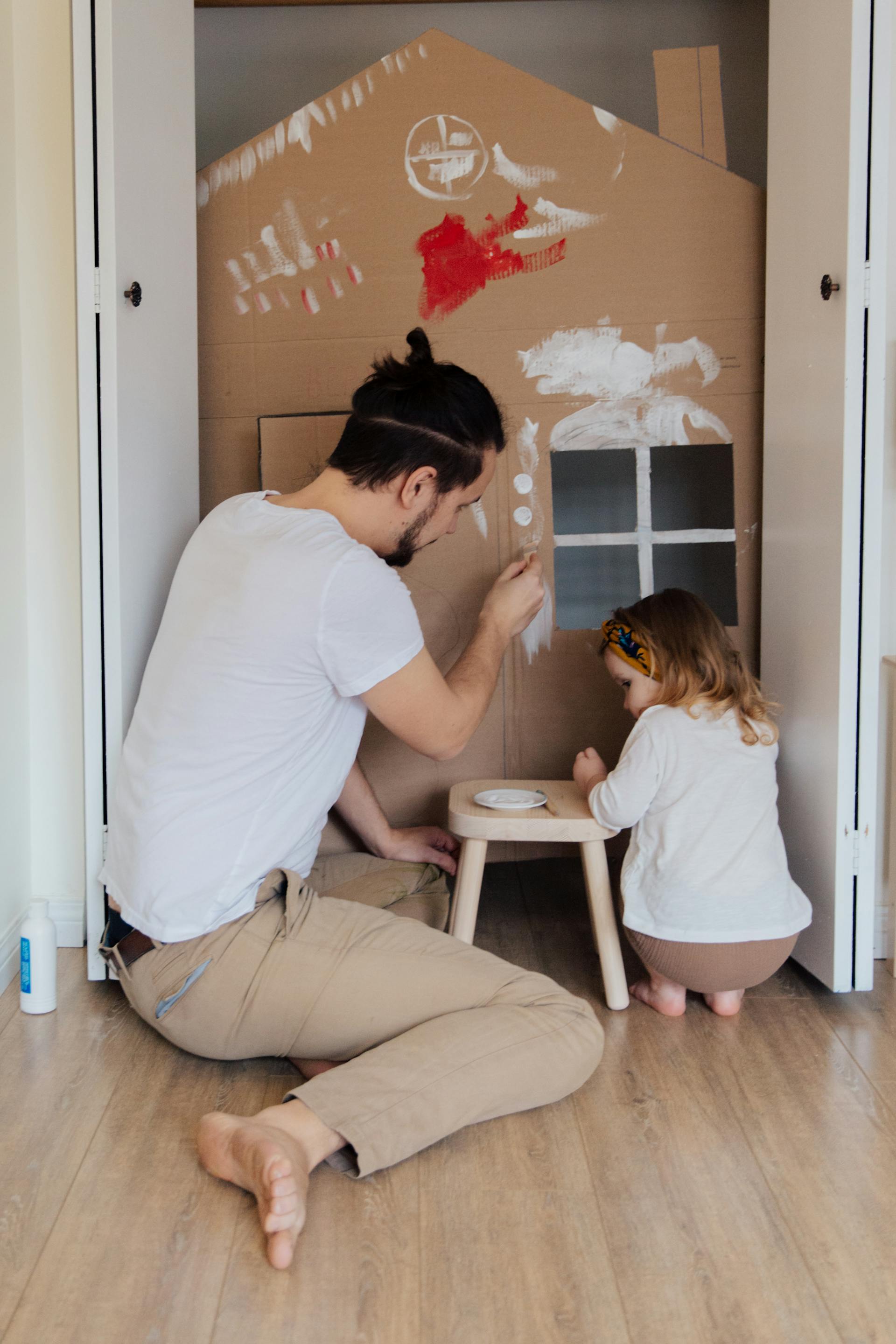 Un padre trabajando en un proyecto con su hija | Fuente: Pexels