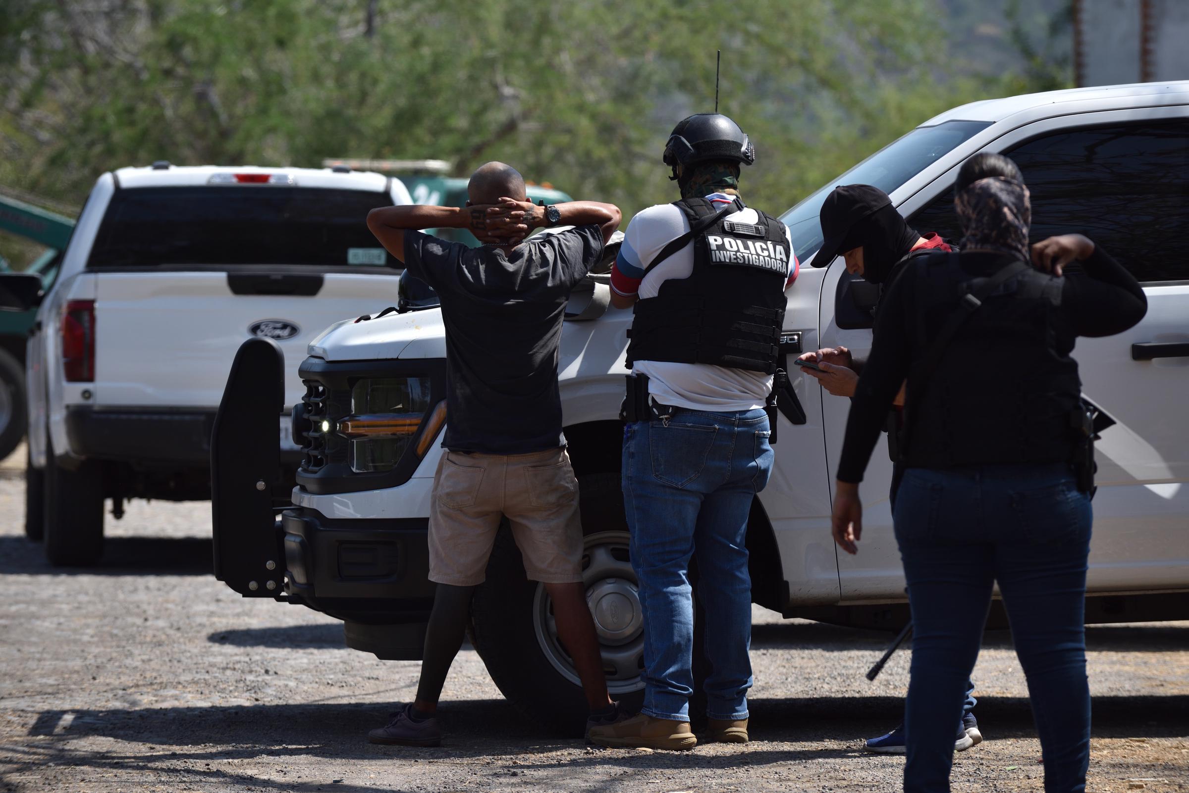Policías detienen a una persona el 22 de febrero de 2026 en Colima, México, tras ser abatido "El Mencho", líder del Cártel Jalisco Nueva Generación. | Fuente: Getty Images.