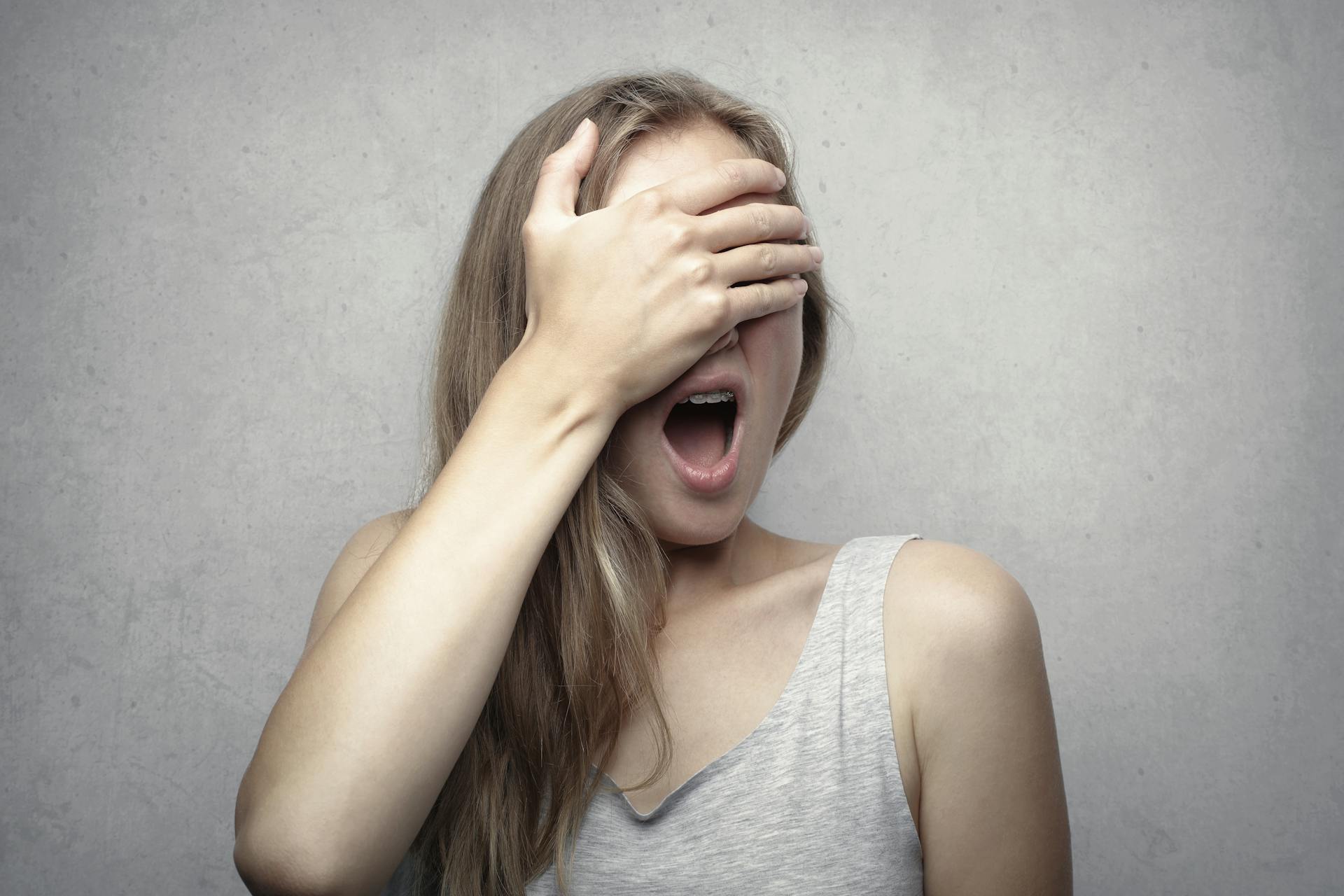 Una mujer conmocionada tapándose los ojos | Fuente: Unsplash