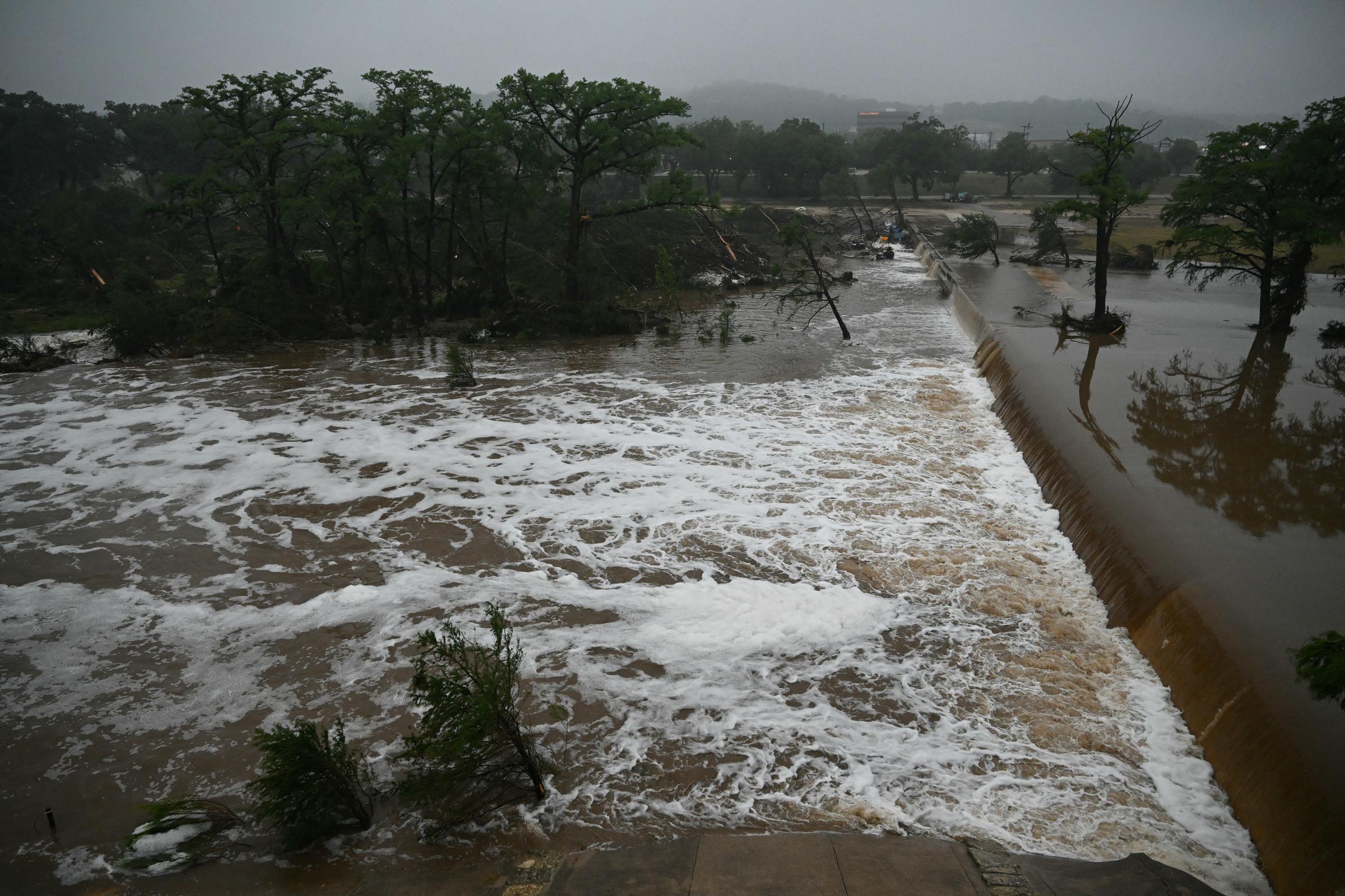 Una foto muestra las inundaciones causadas por una riada repentina en el río Guadalupe, en Kerrville, Texas, el 5 de julio de 2025. | Fuente: Getty Images