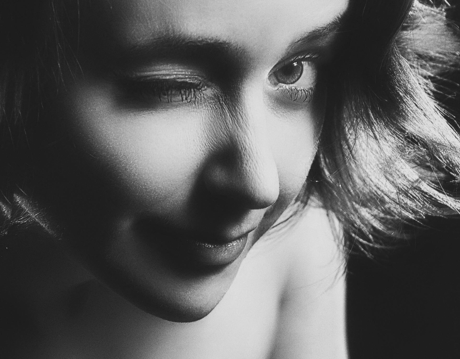 Una mujer guiñando el ojo | Fuente: Pexels