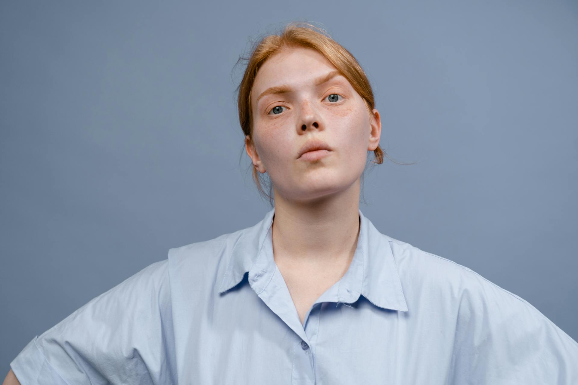 Una mujer con expresión de enfado | Fuente: Pexels