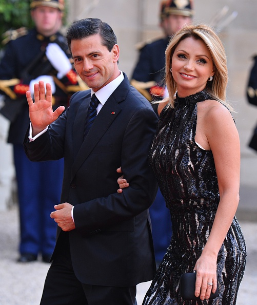 El presidente de México, Enrique Peña Nieto (izquierda), y su esposa Angélica Rivera llegan a una cena de estado en el Palacio del Elíseo en París, Francia, el 16 de julio de 2015 | Fuente: Getty Images
