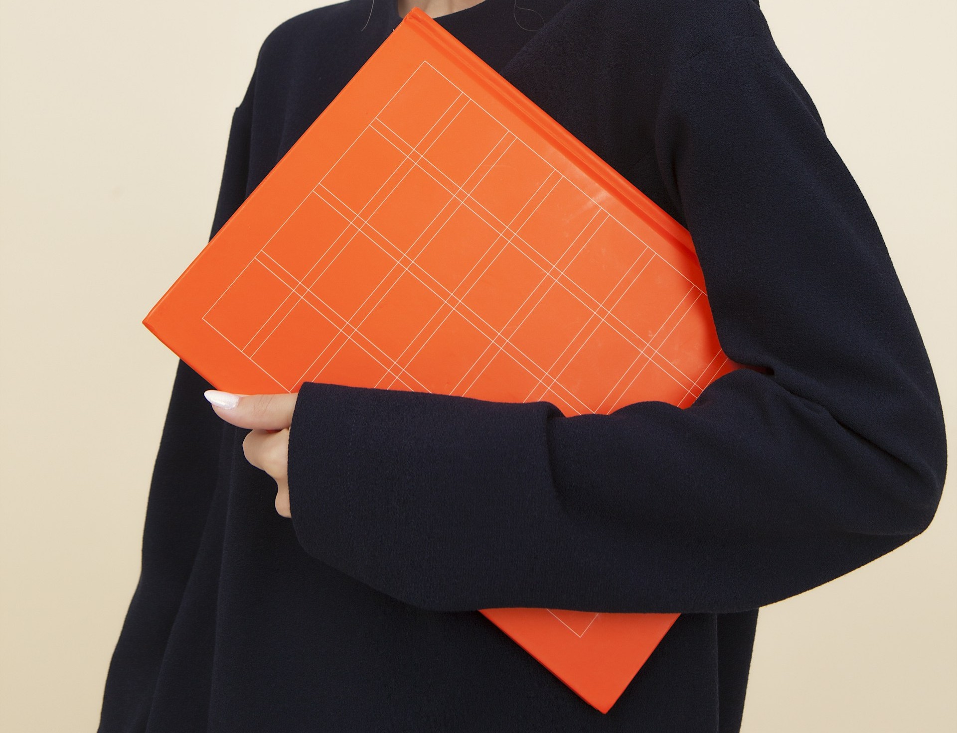 Una mujer con una carpeta en la mano | Fuente: Unsplash