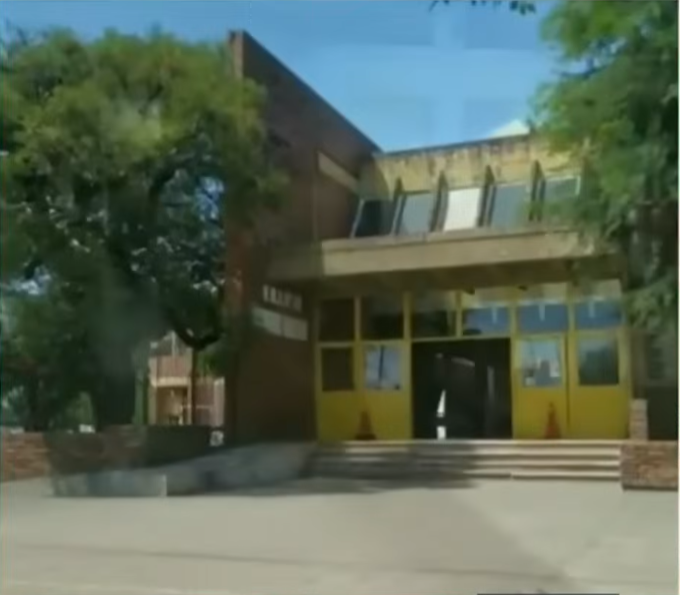 Parte externa del colegio en Argentina donde ocurrió el ataque armado | Fuente: YouTube/Noticias Caracol