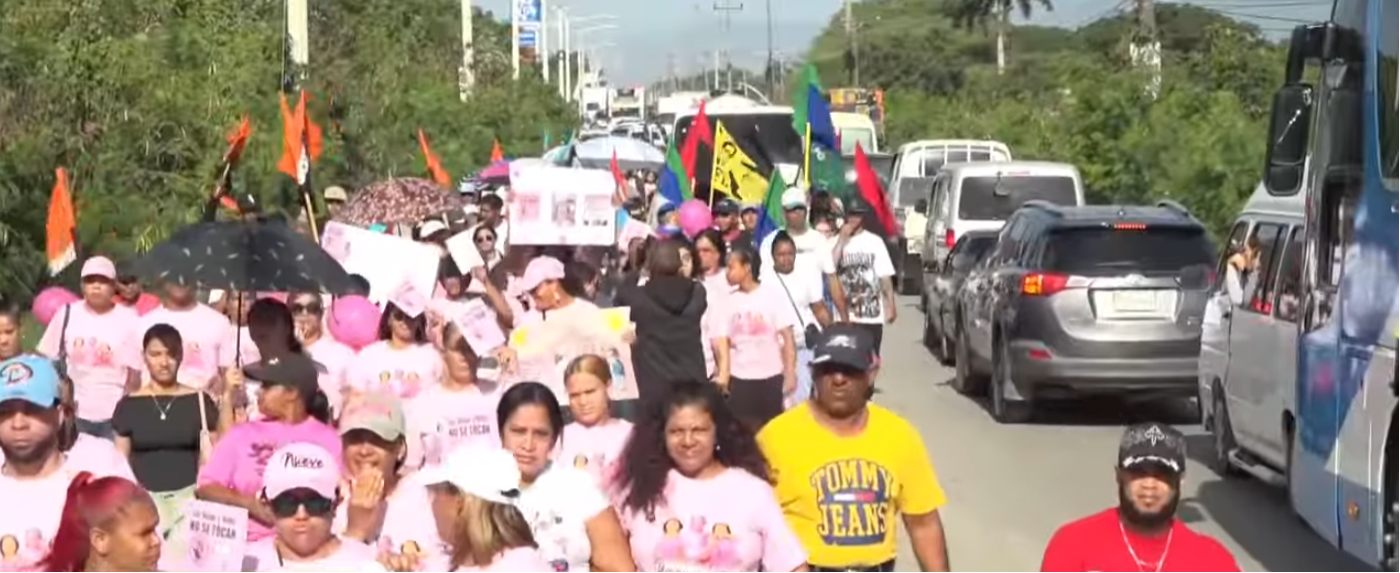 Familiares y vecinos realizaron una marcha en solidaridad con Brianna Genao | Fuente: YouTube/CDN 37