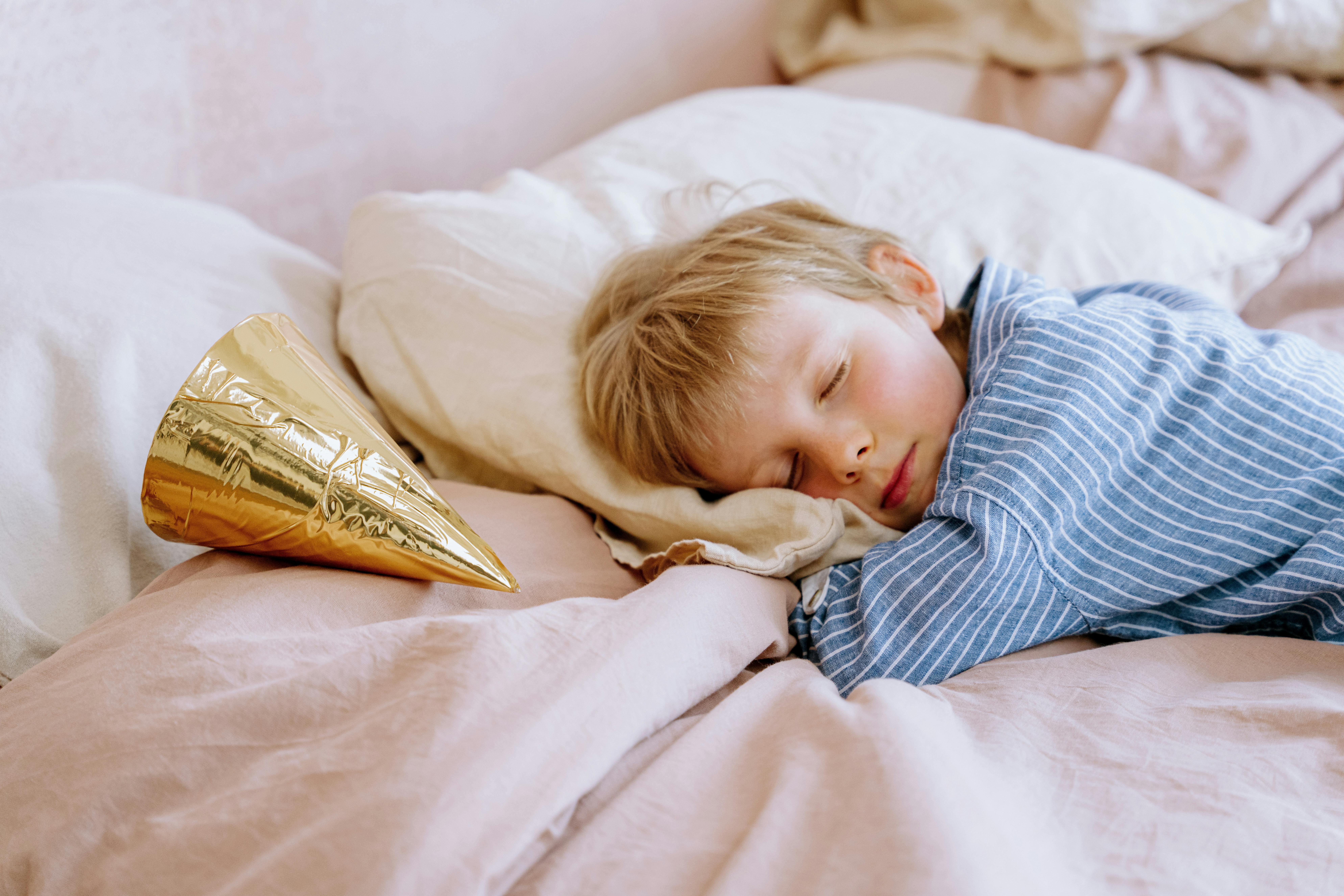 Un niño durmiendo en la cama | Fuente: Pexels