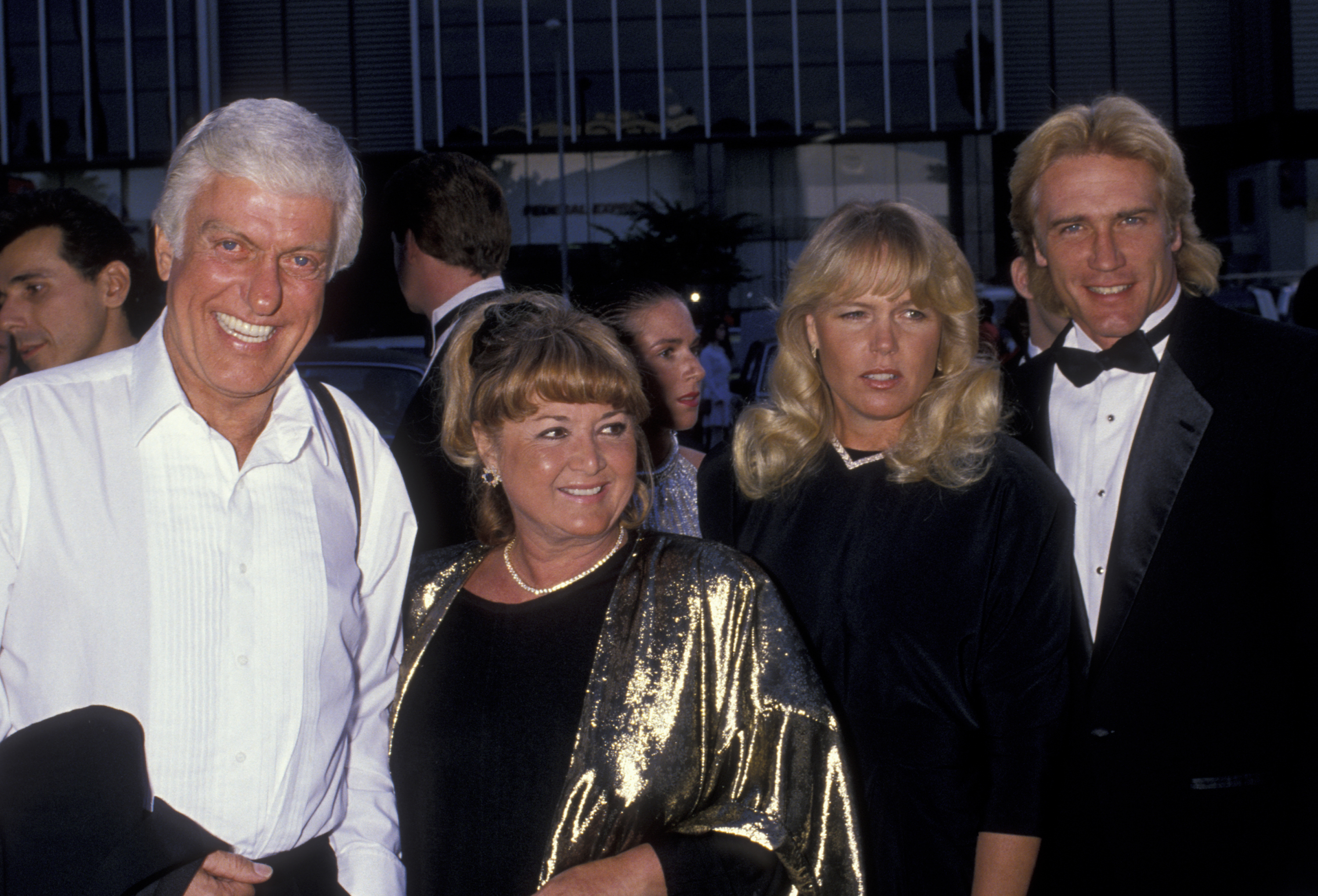 Dick Van Dyke y Michelle Triola con el hijo del actor y su esposa en los Terceros Premios Anuales de la Comedia Americana el 23 de mayo de 1989, en Hollywood, California. | Fuente: Getty Images