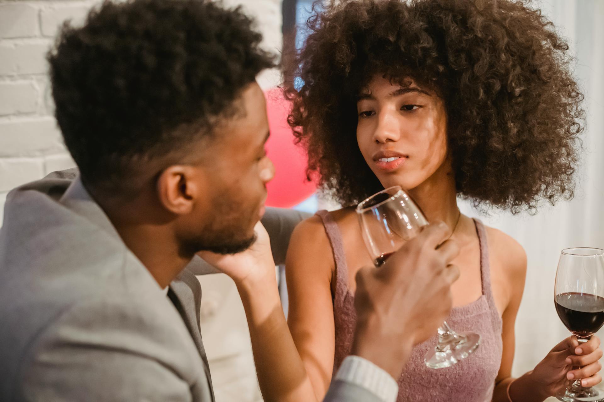Un hombre y una mujer cenando | Fuente: Pexels